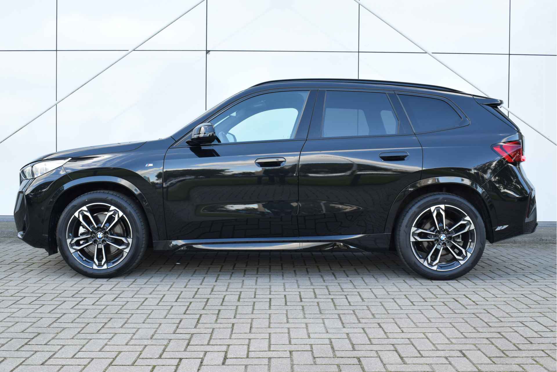 BMW X1 xDrive23i High Executive M Sport Automaat / Panoramadak / Trekhaak / Sportstoelen / Stoelverwarming / Adaptieve LED Parking Assistant / Harman Kardon - 3/27