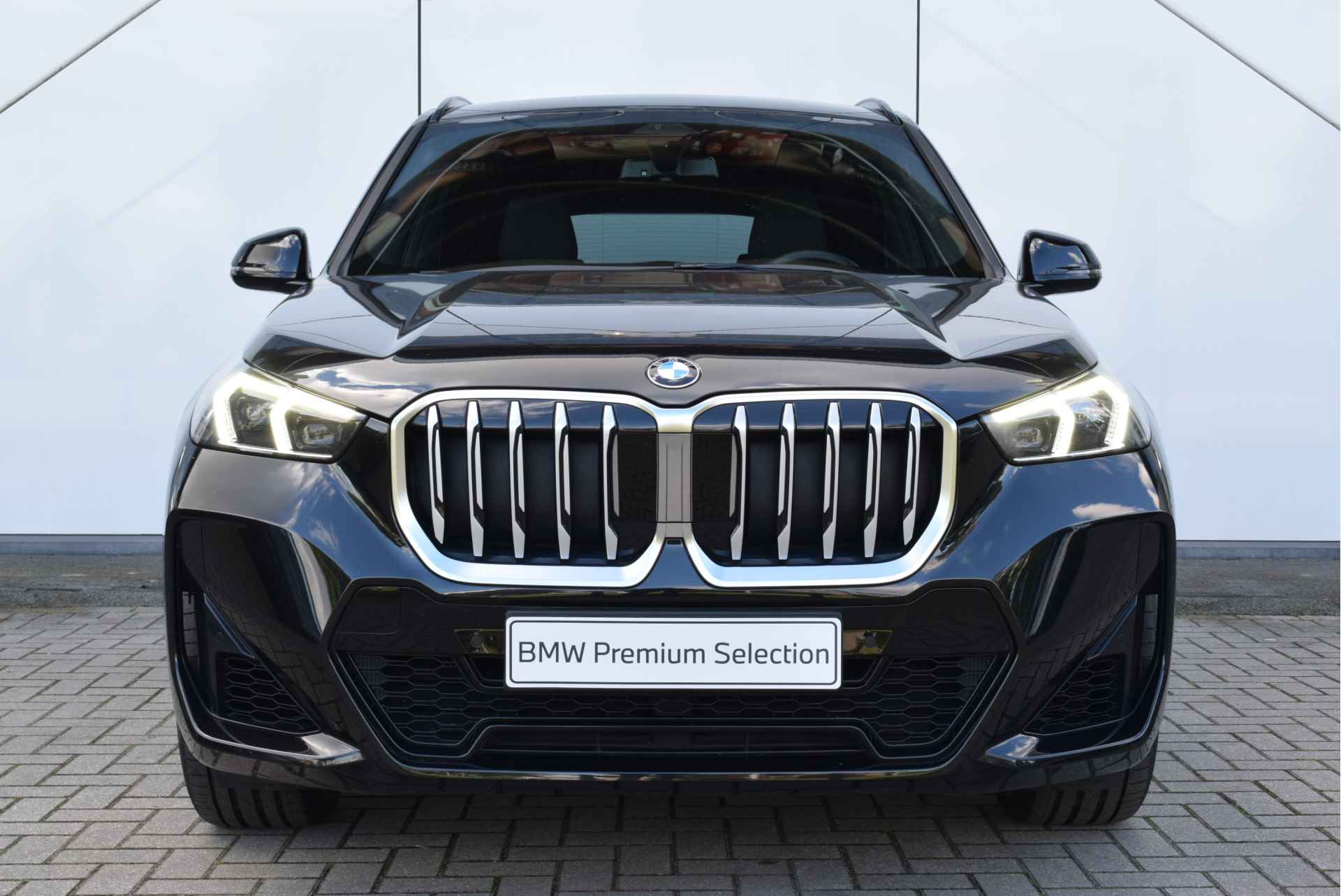 BMW X1 xDrive23i High Executive M Sport Automaat / Panoramadak / Trekhaak / Sportstoelen / Stoelverwarming / Adaptieve LED Parking Assistant / Harman Kardon - 8/27