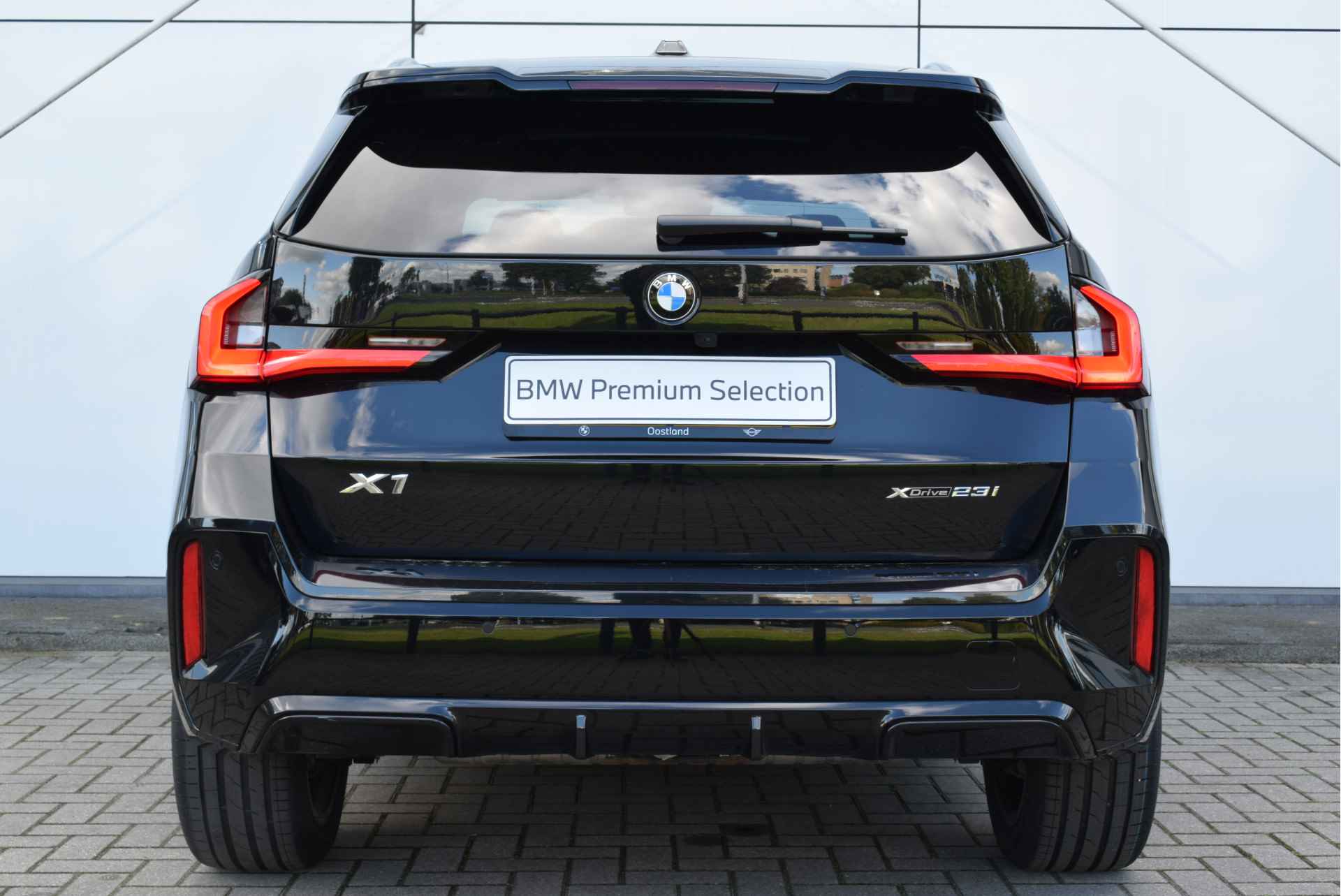 BMW X1 xDrive23i High Executive M Sport Automaat / Panoramadak / Trekhaak / Sportstoelen / Stoelverwarming / Adaptieve LED Parking Assistant / Harman Kardon - 9/27