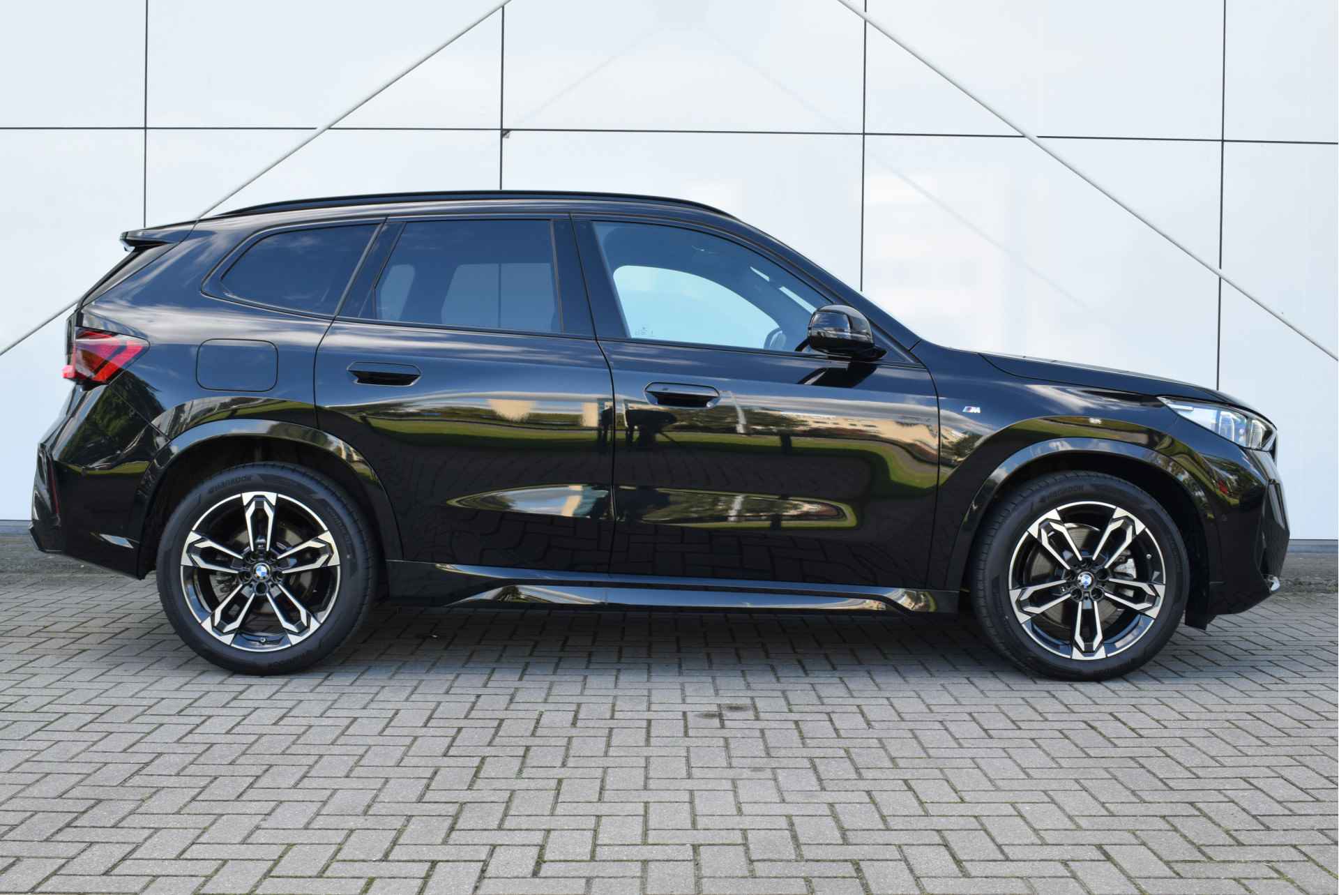 BMW X1 xDrive23i High Executive M Sport Automaat / Panoramadak / Trekhaak / Sportstoelen / Stoelverwarming / Adaptieve LED Parking Assistant / Harman Kardon - 11/27