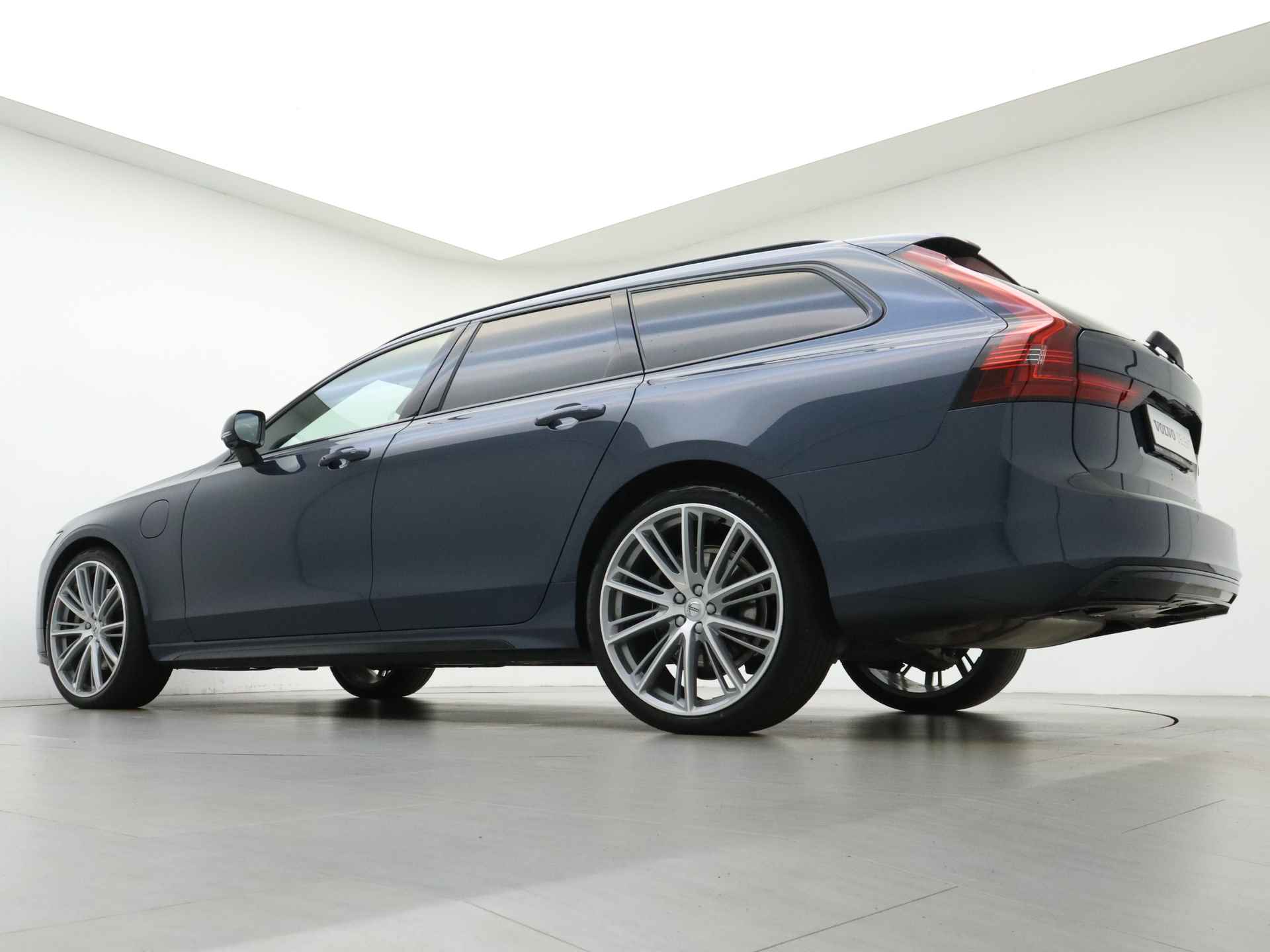 Volvo V90 T8 455pk AWD Ultimate Dark / LONG RANGE / Luchtvering / Styling kit / 21 '' / Black Pack / 360 Camera / Trekhaak / Tailored Wool Blend / - 12/45