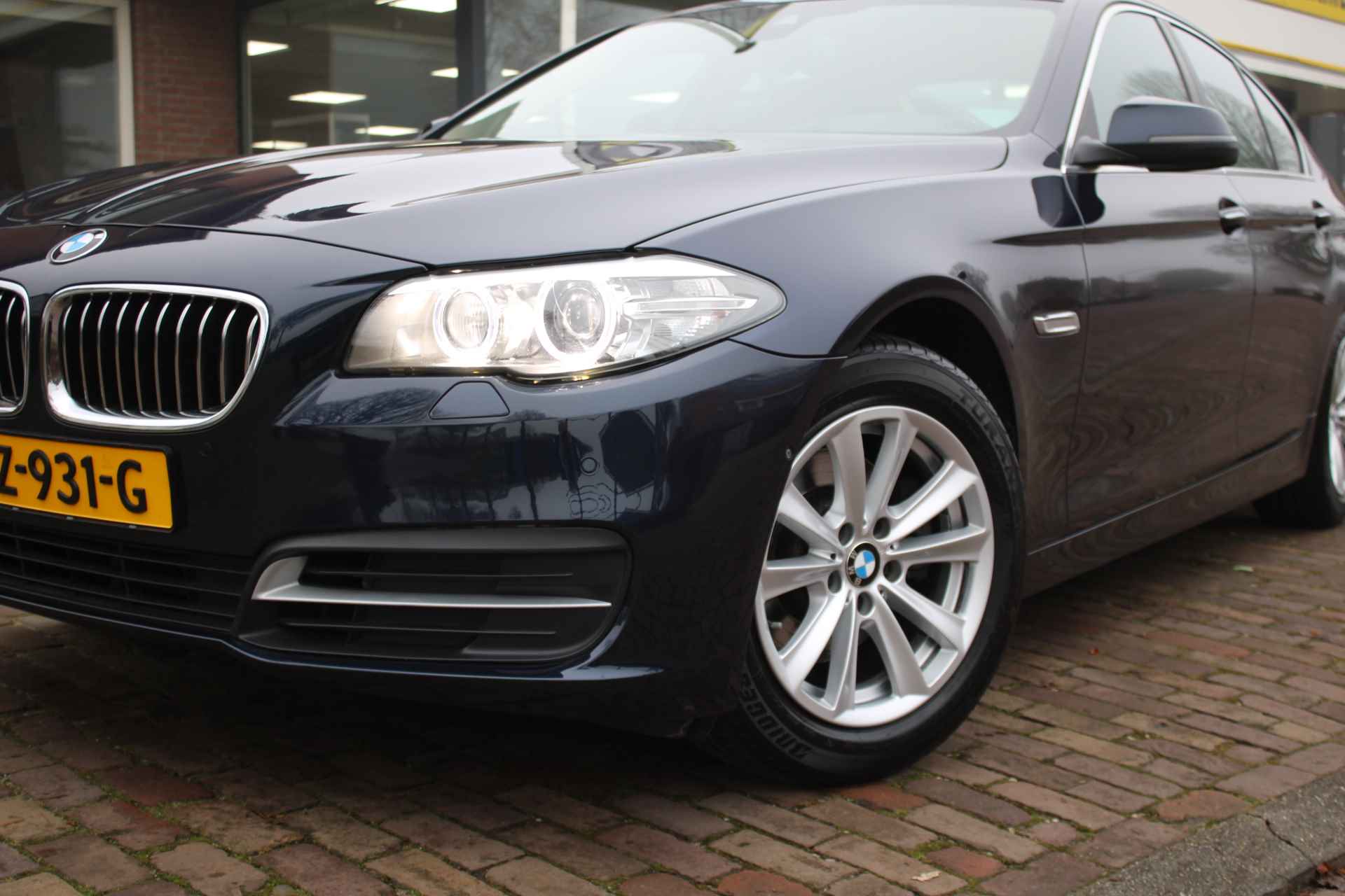 BMW 5-Serie 520i 184PK High Executive + 17"/ Navi/ Clima/ Cruise/ Leder/ Xenon/ Head-UP/ NL auto - 2/51