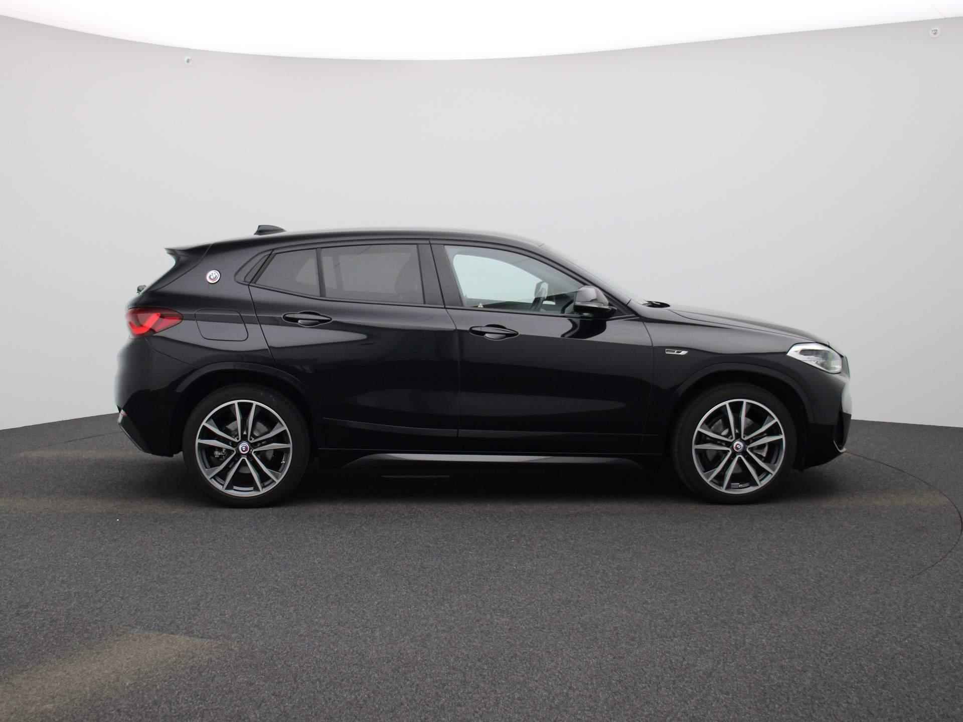 BMW X2 xDrive25e Business Edition Plus | PLUG-IN | HEAD-UP DISPLAY | STOELVERWARMING | ELEKTRISCHE BESTUURDERSSTOEL MET GEHEUGEN | ELEKTRISCHE ACHTERKLEP | CAMERA | PARKEERSENSOREN | CLIMATE CONTROL | KEYLESS ENTRY + START | - 12/48