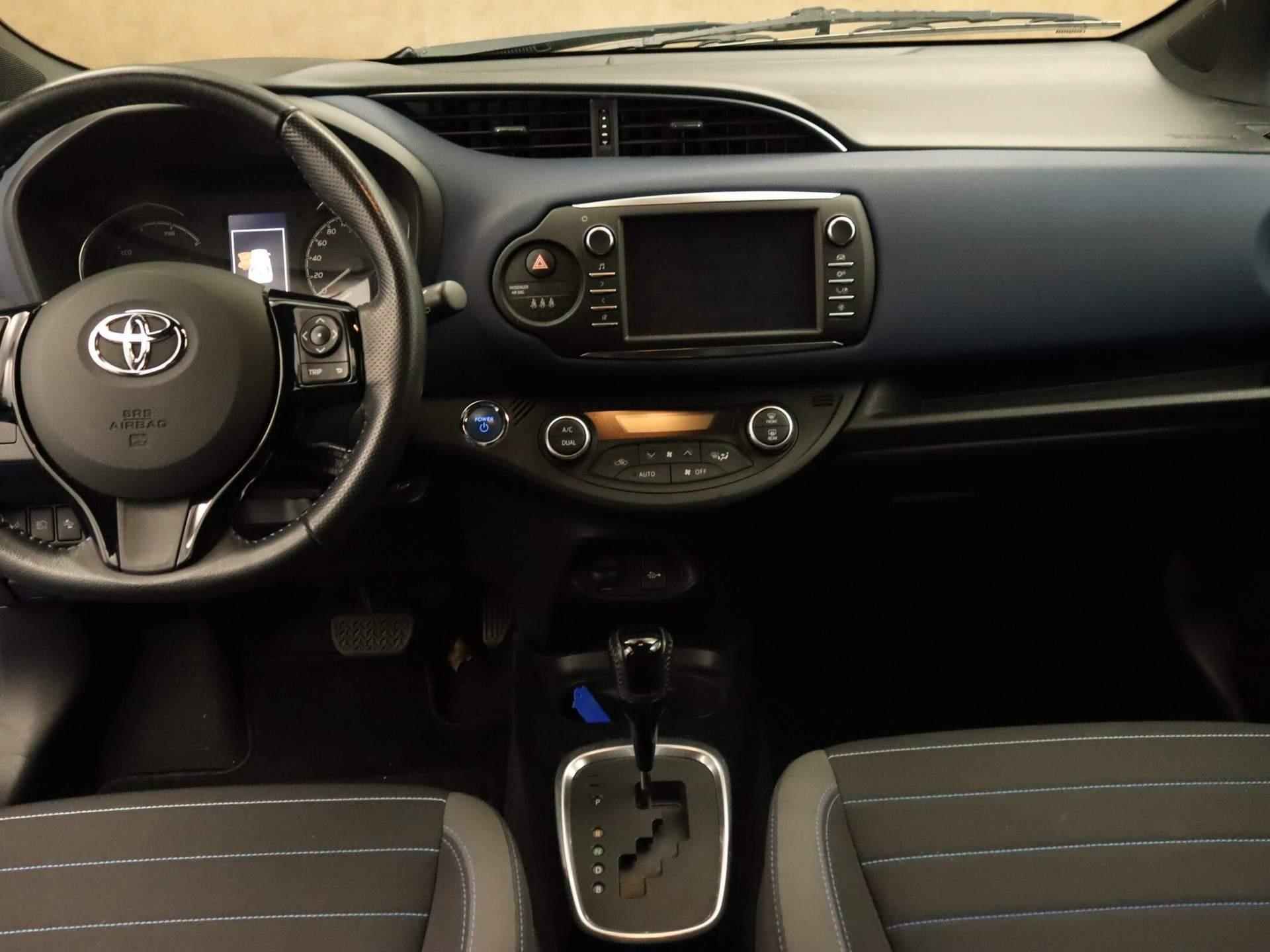 Toyota Yaris 1.5 Hybrid Bi-Tone - NAVIGATIE - BI-TONE - CRUISE CONTROL - ACHTERUITRIJ CAMERA - CLIMATE CONTROL - 4/33