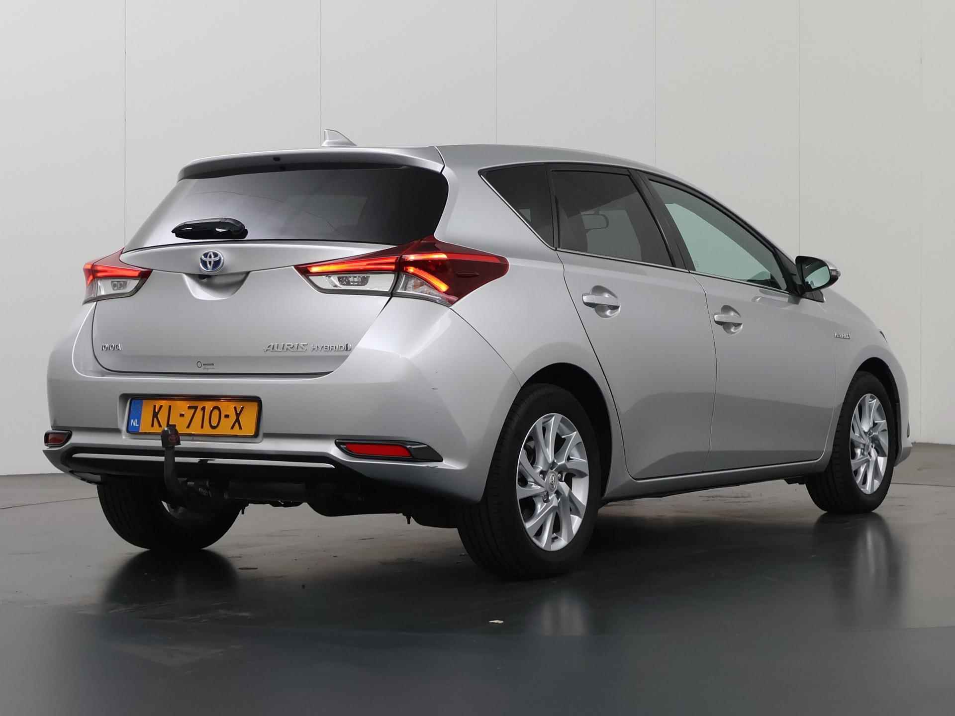 Toyota Auris 1.8 Hybrid Trend | Trekhaak | Panoramadak | Navigatie | Keyless Go | Cruise Control | Parkeercamera | - 3/43