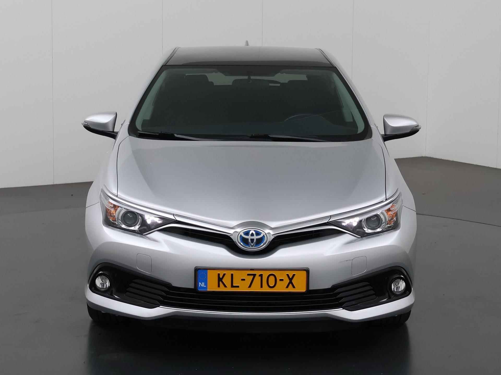 Toyota Auris 1.8 Hybrid Trend | Trekhaak | Panoramadak | Navigatie | Keyless Go | Cruise Control | Parkeercamera | - 4/43