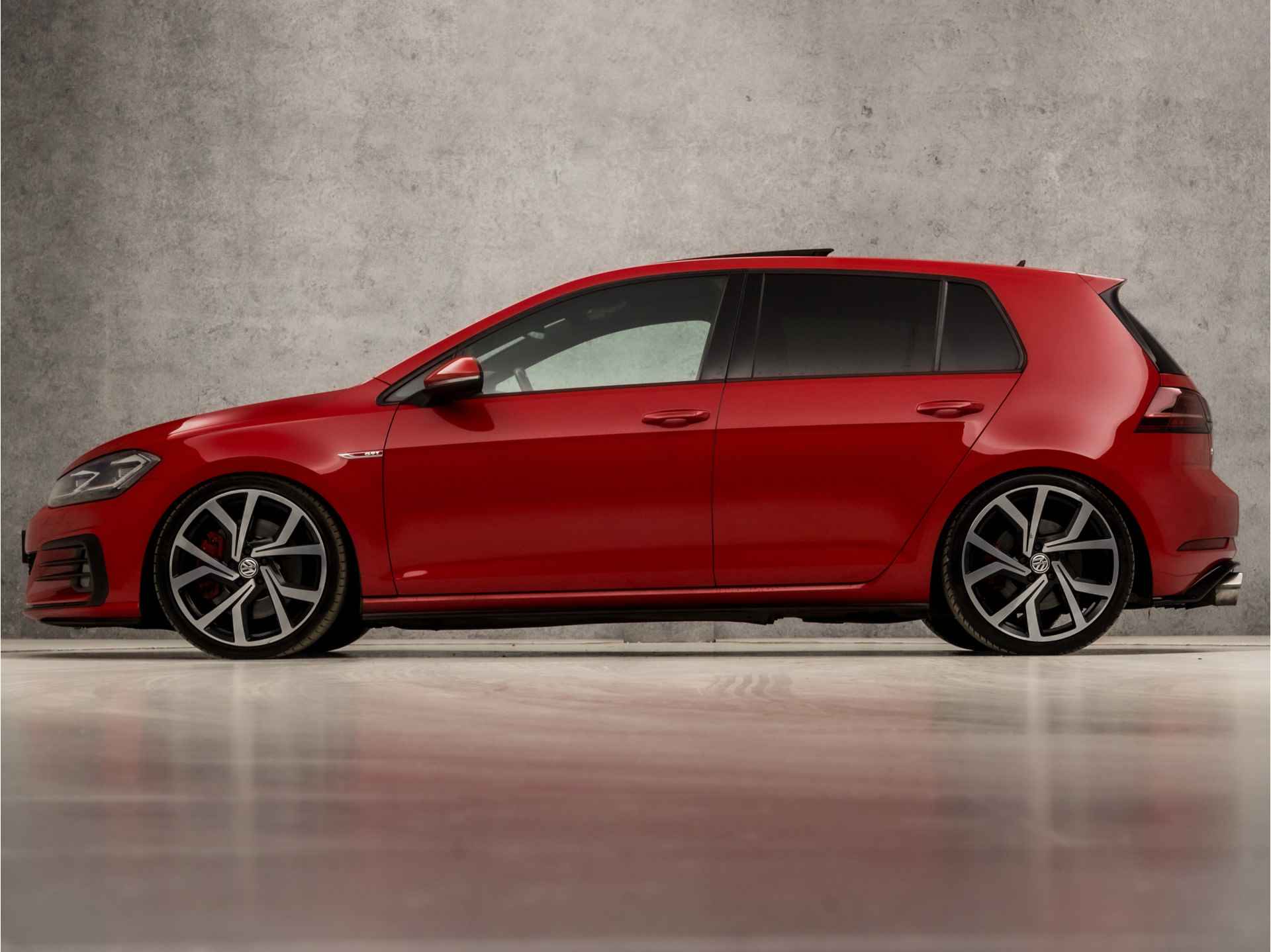 Volkswagen Golf 2.0 TSI GTI Performance 245Pk Automaat (SCHUIFDAK, DIGITAL COCKPIT, APPLE CARPLAY, GROOT NAVI, KEYLESS, SPORTSTOELEN, GETINT GLAS, ADAPTIVE CRUISE, STOELVERWARMING, MODE KNOP, NIEUWSTAAT) - 2/39