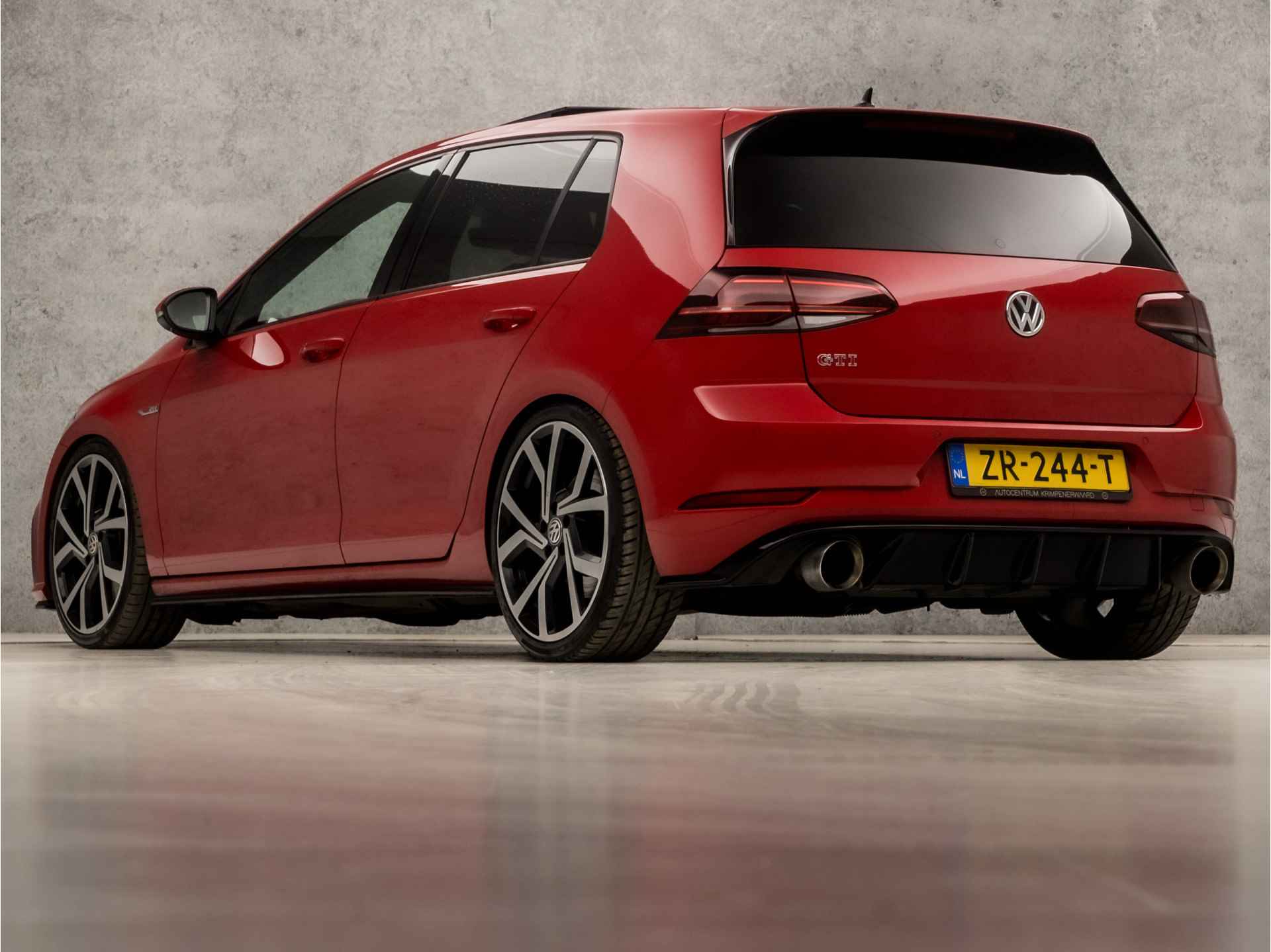 Volkswagen Golf 2.0 TSI GTI Performance 245Pk Automaat (SCHUIFDAK, DIGITAL COCKPIT, APPLE CARPLAY, GROOT NAVI, KEYLESS, SPORTSTOELEN, GETINT GLAS, ADAPTIVE CRUISE, STOELVERWARMING, MODE KNOP, NIEUWSTAAT) - 3/39