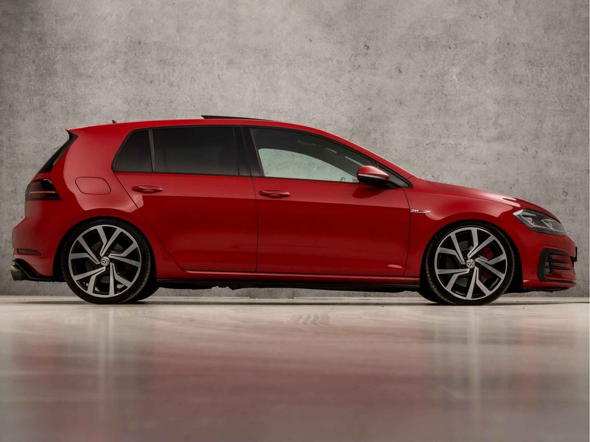 Volkswagen Golf 2.0 TSI GTI Performance 245Pk Automaat (SCHUIFDAK, DIGITAL COCKPIT, APPLE CARPLAY, GROOT NAVI, KEYLESS, SPORTSTOELEN, GETINT GLAS, ADAPTIVE CRUISE, STOELVERWARMING, MODE KNOP, NIEUWSTAAT) - 4/39