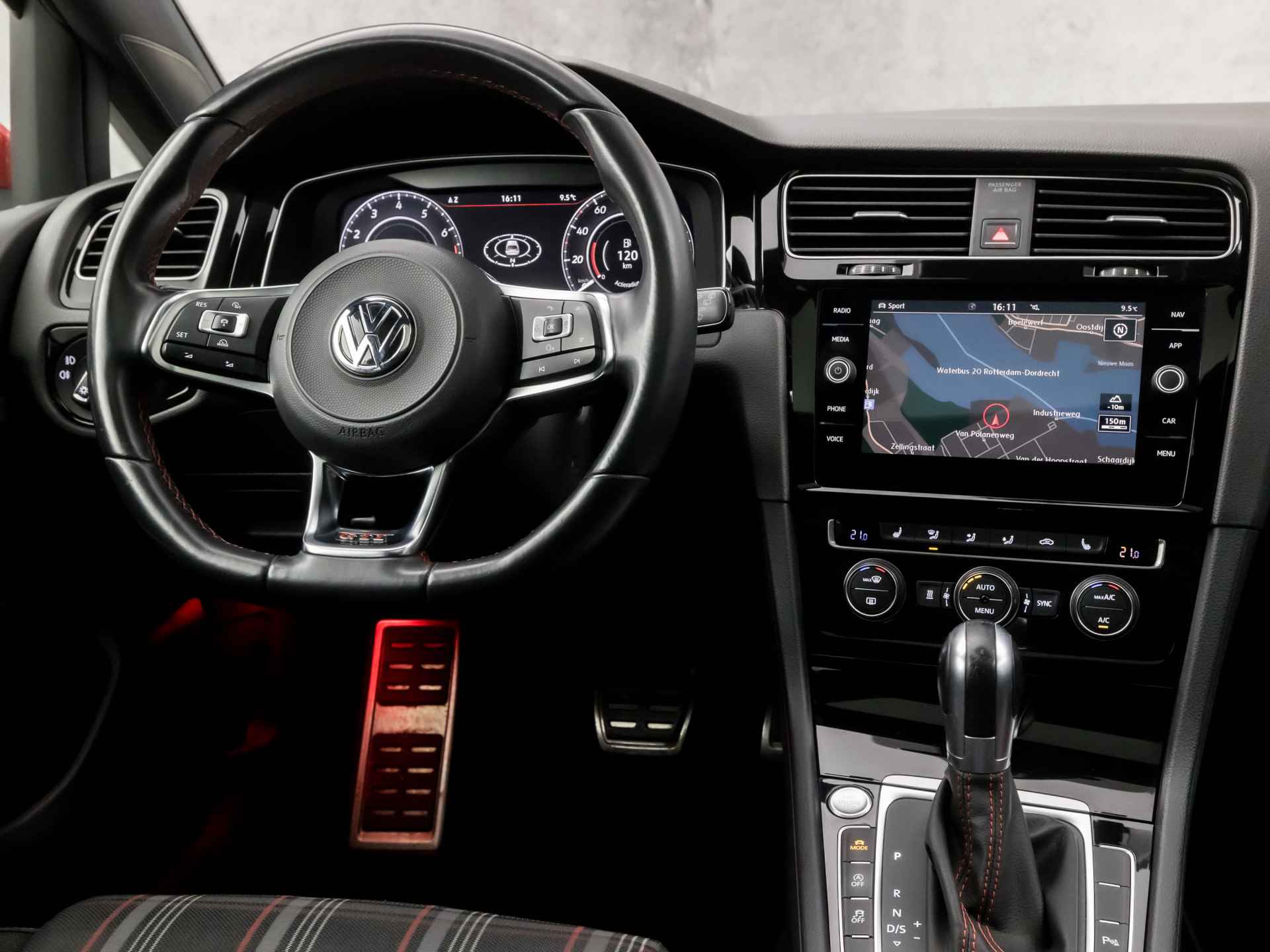 Volkswagen Golf 2.0 TSI GTI Performance 245Pk Automaat (SCHUIFDAK, DIGITAL COCKPIT, APPLE CARPLAY, GROOT NAVI, KEYLESS, SPORTSTOELEN, GETINT GLAS, ADAPTIVE CRUISE, STOELVERWARMING, MODE KNOP, NIEUWSTAAT) - 7/39