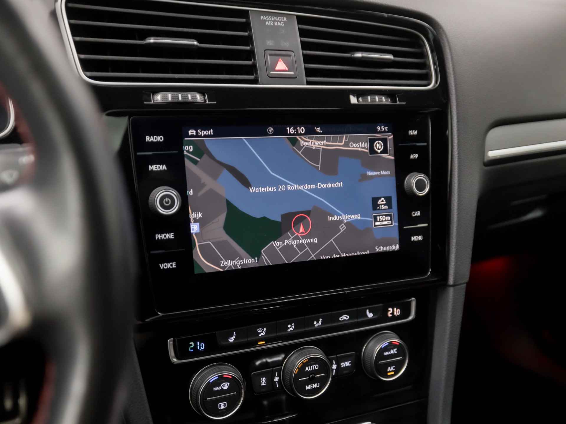 Volkswagen Golf 2.0 TSI GTI Performance 245Pk Automaat (SCHUIFDAK, DIGITAL COCKPIT, APPLE CARPLAY, GROOT NAVI, KEYLESS, SPORTSTOELEN, GETINT GLAS, ADAPTIVE CRUISE, STOELVERWARMING, MODE KNOP, NIEUWSTAAT) - 10/39