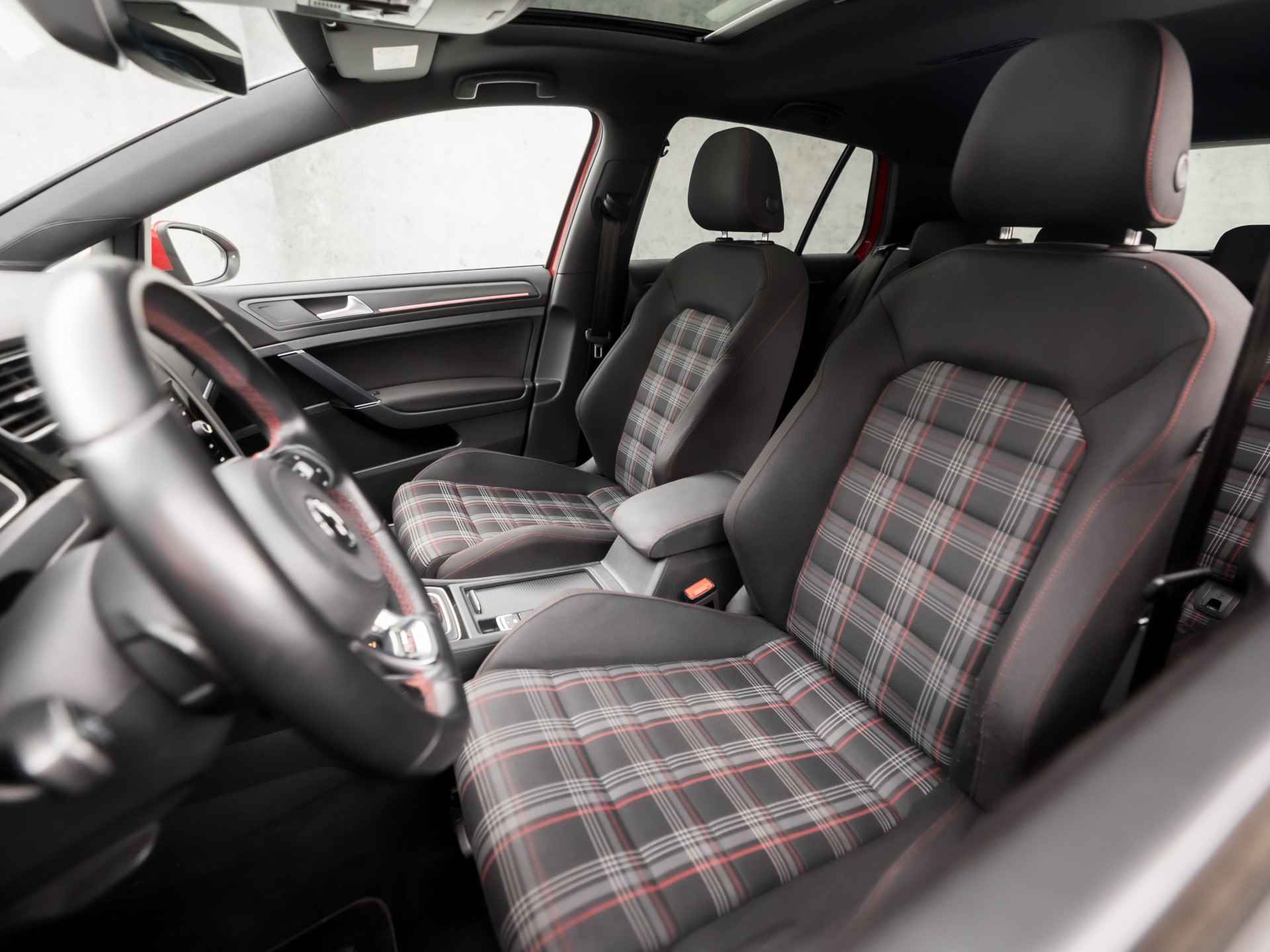 Volkswagen Golf 2.0 TSI GTI Performance 245Pk Automaat (SCHUIFDAK, DIGITAL COCKPIT, APPLE CARPLAY, GROOT NAVI, KEYLESS, SPORTSTOELEN, GETINT GLAS, ADAPTIVE CRUISE, STOELVERWARMING, MODE KNOP, NIEUWSTAAT) - 16/39