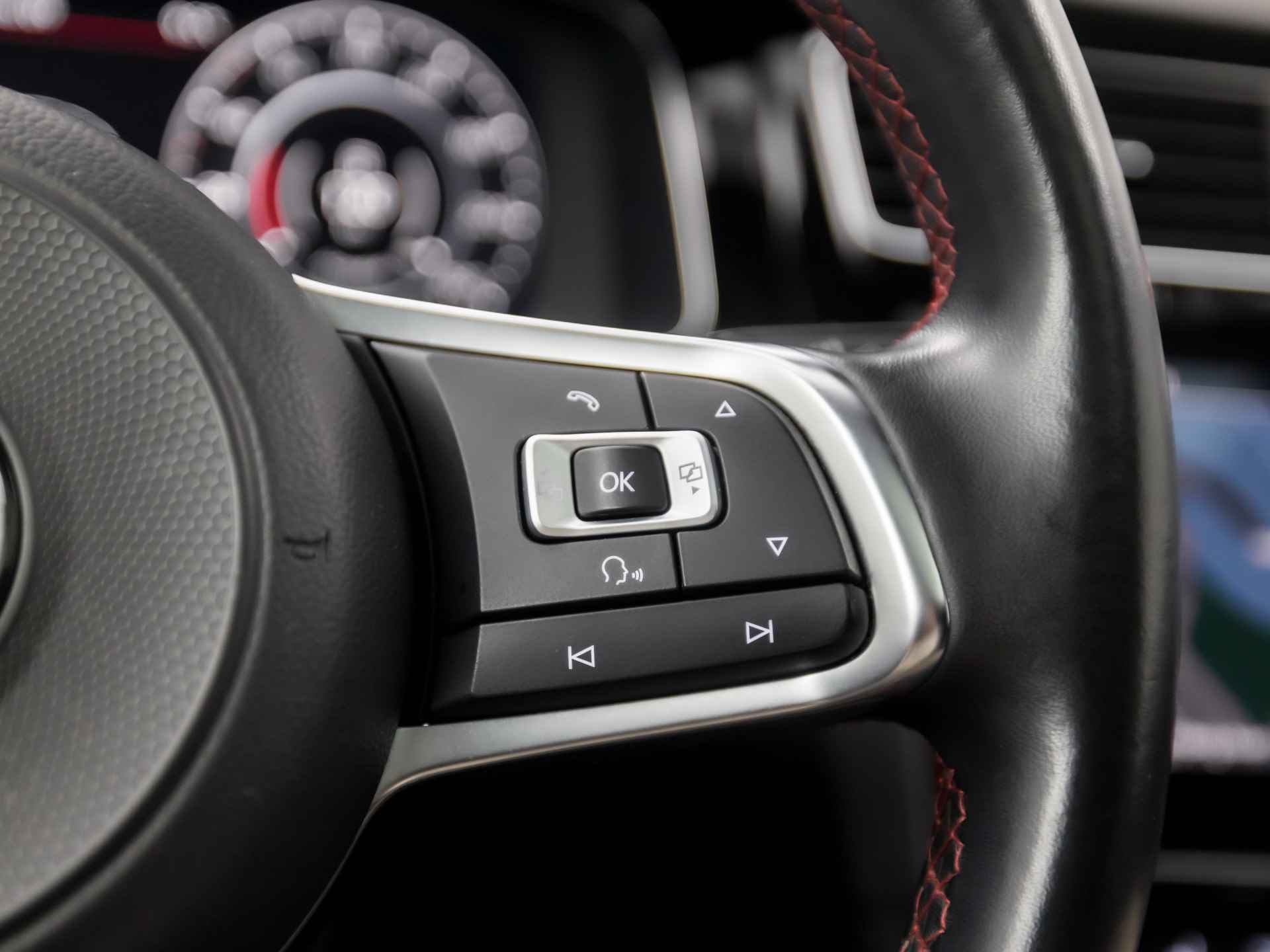 Volkswagen Golf 2.0 TSI GTI Performance 245Pk Automaat (SCHUIFDAK, DIGITAL COCKPIT, APPLE CARPLAY, GROOT NAVI, KEYLESS, SPORTSTOELEN, GETINT GLAS, ADAPTIVE CRUISE, STOELVERWARMING, MODE KNOP, NIEUWSTAAT) - 21/39