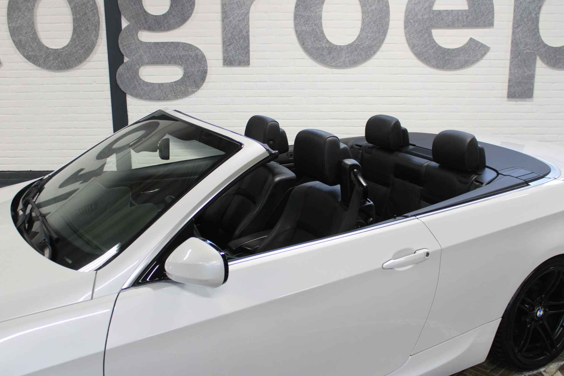 BMW 3 Serie Cabrio 320i Sport Edition M-sport | Hard top | Cruise control | Climate control | Bluetooth | M-sport pakket | Harman/Kardon audio | Memory seat | Parelmoer | - 16/66