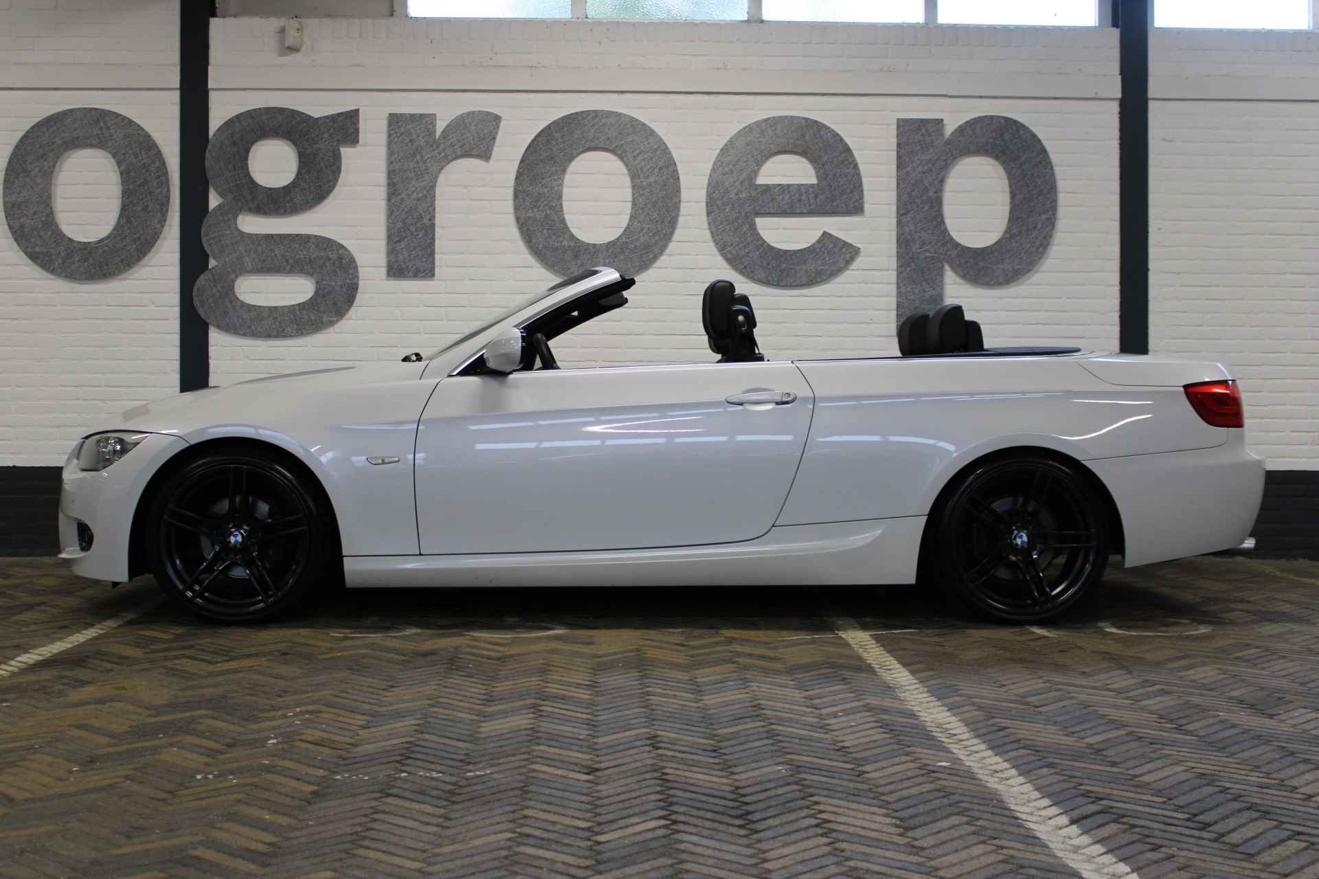 BMW 3 Serie Cabrio 320i Sport Edition M-sport | Hard top | Cruise control | Climate control | Bluetooth | M-sport pakket | Harman/Kardon audio | Memory seat | Parelmoer | - 21/66