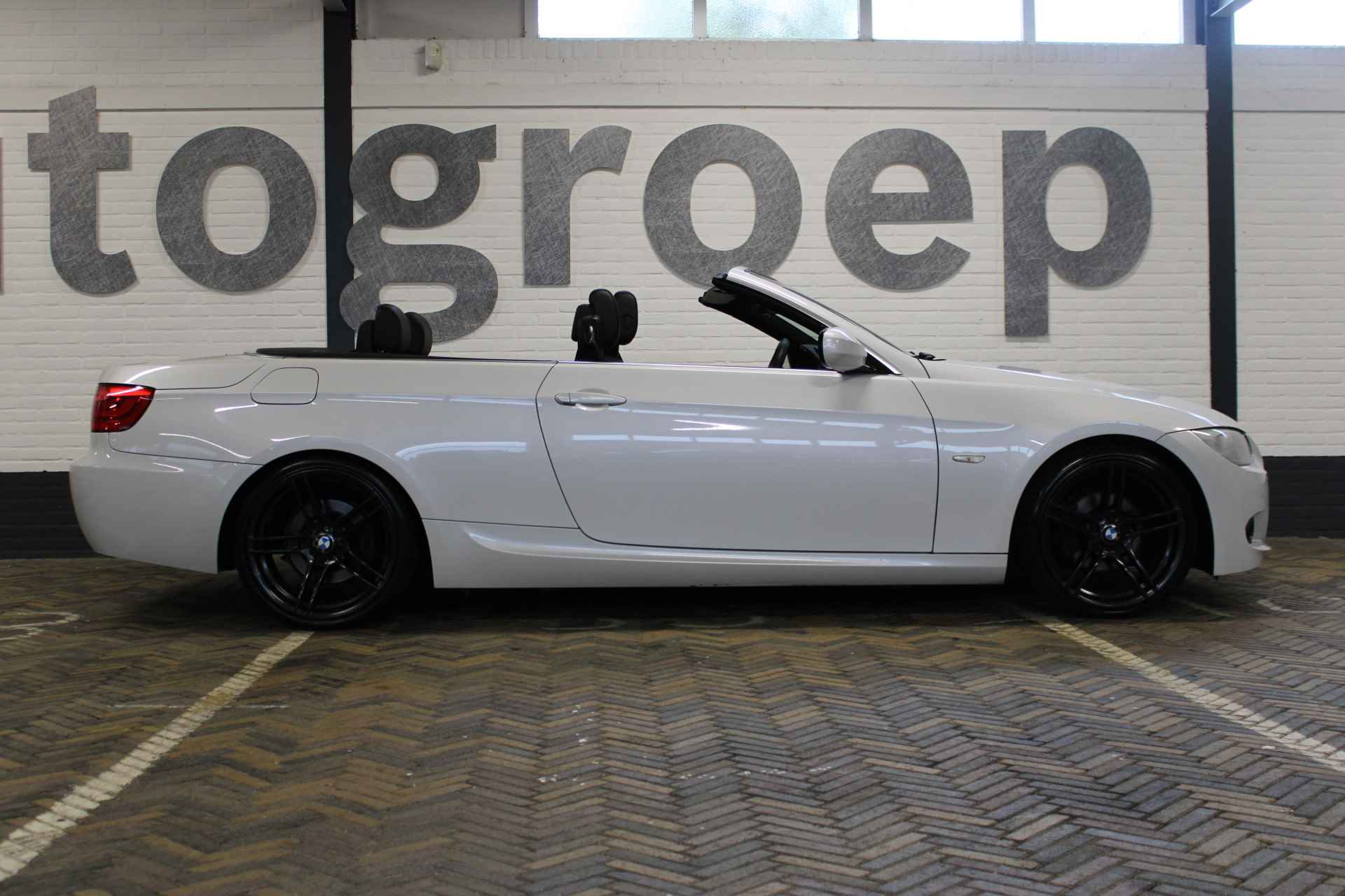 BMW 3 Serie Cabrio 320i Sport Edition M-sport | Hard top | Cruise control | Climate control | Bluetooth | M-sport pakket | Harman/Kardon audio | Memory seat | Parelmoer | - 27/66