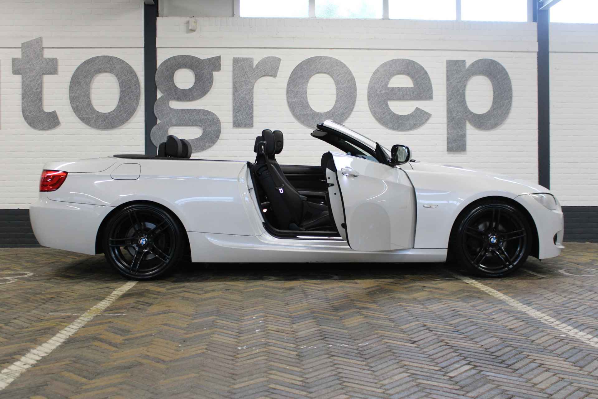 BMW 3 Serie Cabrio 320i Sport Edition M-sport | Hard top | Cruise control | Climate control | Bluetooth | M-sport pakket | Harman/Kardon audio | Memory seat | Parelmoer | - 28/66