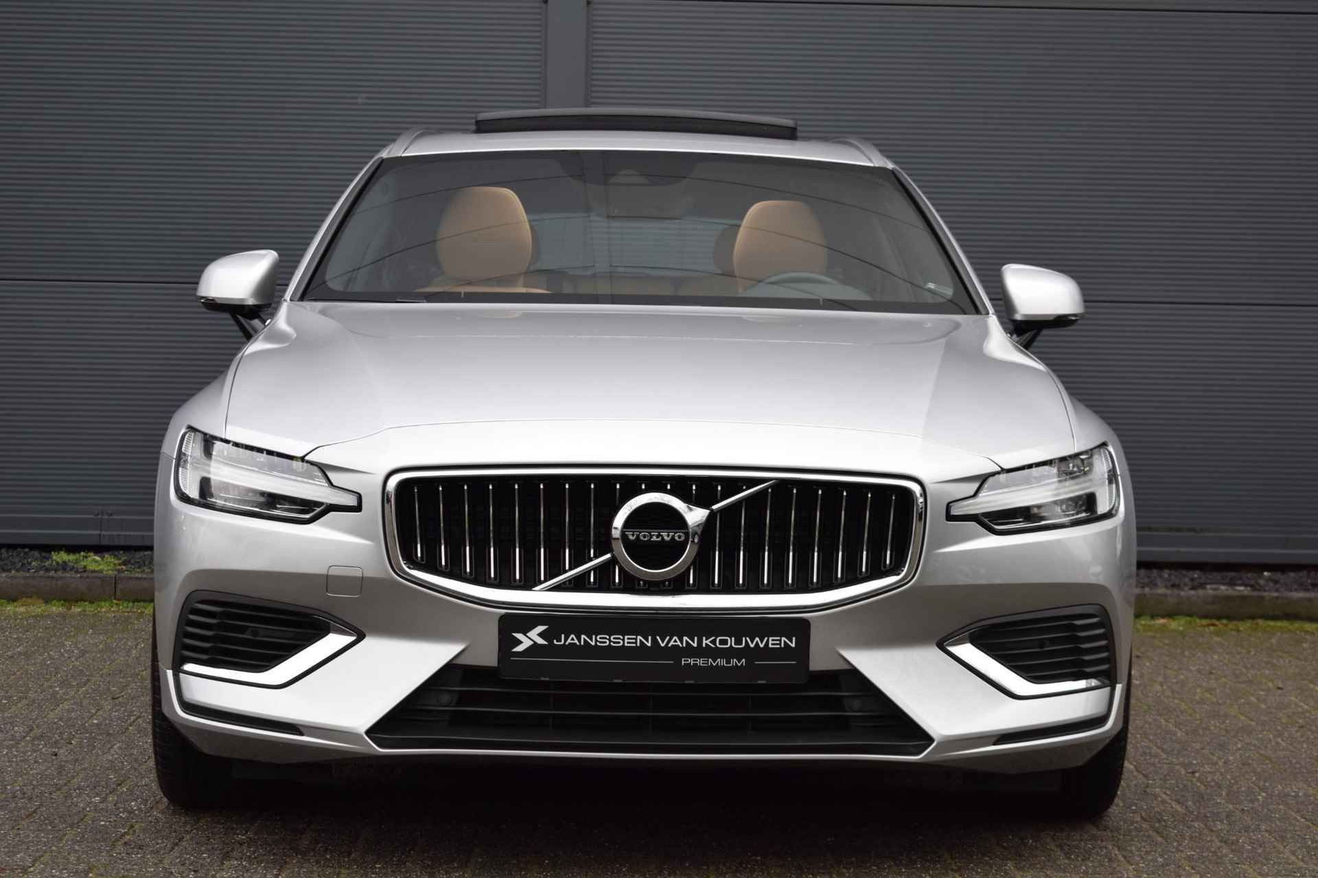 Volvo V60 2.0 T8 Twin Engine AWD Inscription / Leder / Schuifdak / Stoel/Stuurverwarming - 2/60