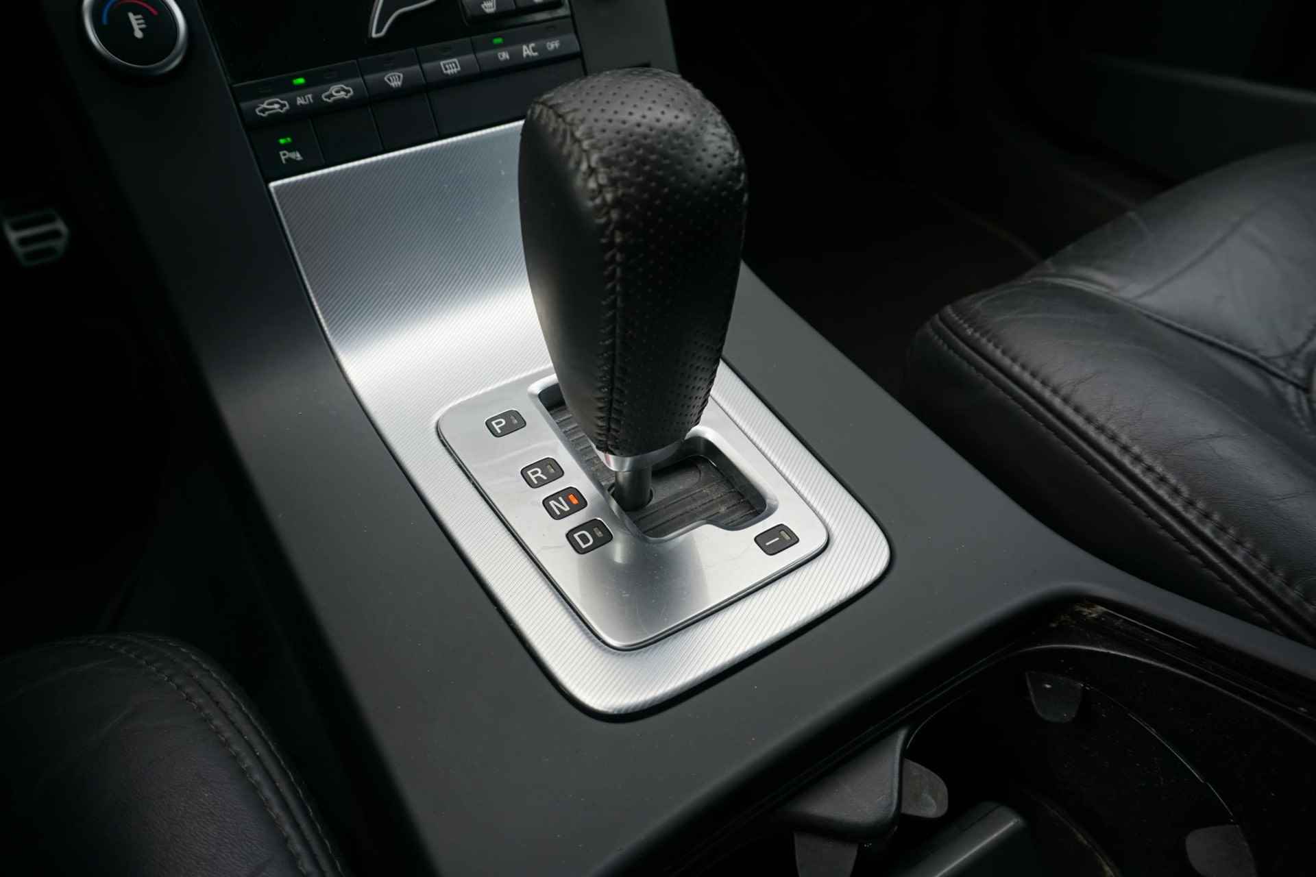 Volvo V70 2.0T R-Edition 200PK | Bi-Xenon koplampen | parkeersensoren | Spoiler | Leder | regensensor | Climate control | Bluetooth/AUX/USB/ | All season banden | - 19/23