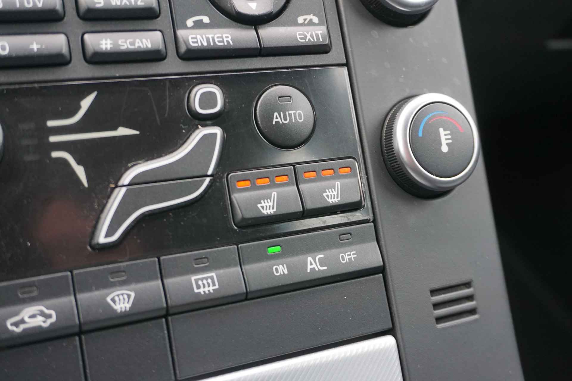 Volvo V70 2.0T R-Edition 200PK | Bi-Xenon koplampen | parkeersensoren | Spoiler | Leder | regensensor | Climate control | Bluetooth/AUX/USB/ | All season banden | - 21/23