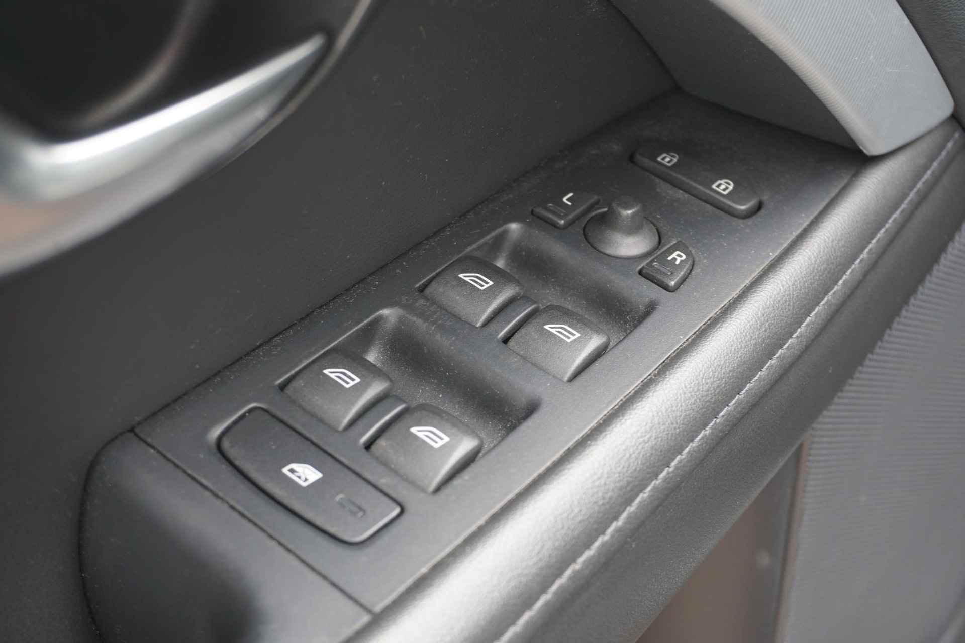 Volvo V70 2.0T R-Edition 200PK | Bi-Xenon koplampen | parkeersensoren | Spoiler | Leder | regensensor | Climate control | Bluetooth/AUX/USB/ | All season banden | - 11/23