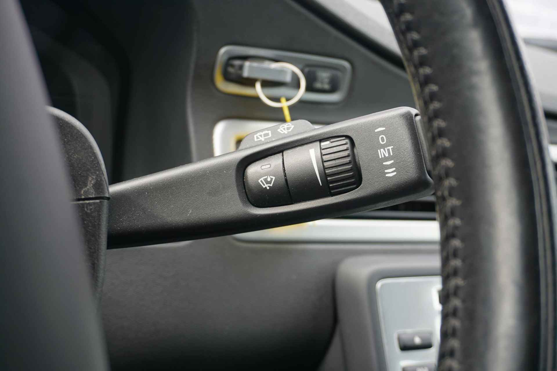 Volvo V70 2.0T R-Edition 200PK | Bi-Xenon koplampen | parkeersensoren | Spoiler | Leder | regensensor | Climate control | Bluetooth/AUX/USB/ | All season banden | - 18/23