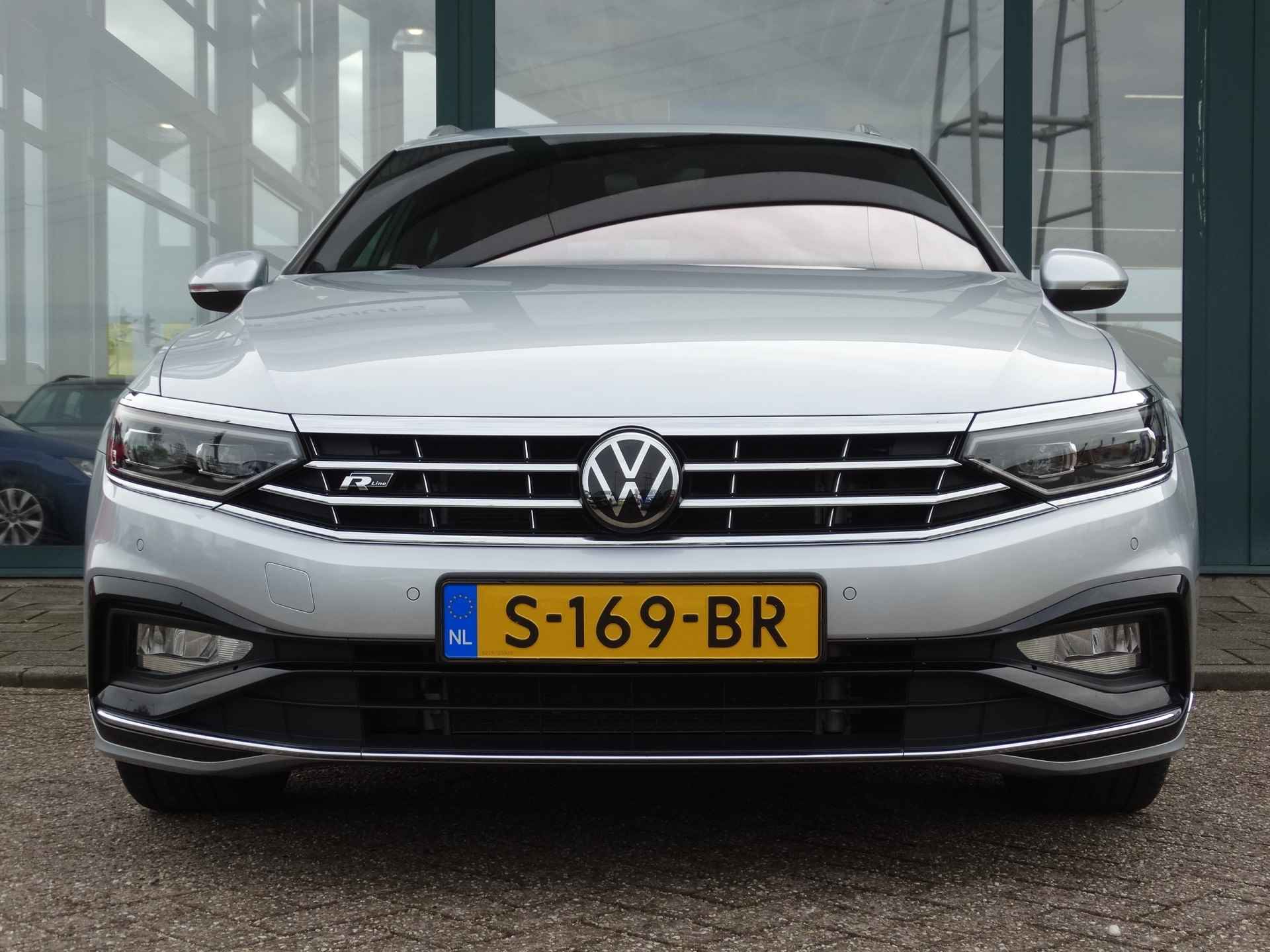 Volkswagen Passat Variant 1.5 TSI R-Line Business + | Panoramadak | Leder | Stoelverwarming | Camera | - 9/34