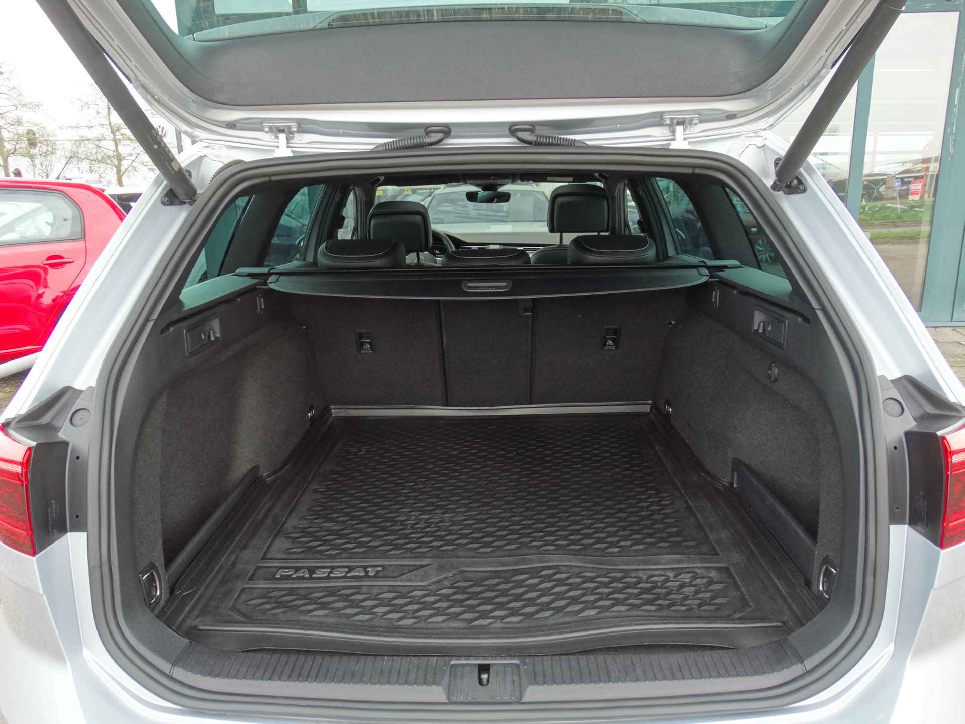 Volkswagen Passat Variant 1.5 TSI R-Line Business + | Panoramadak | Leder | Stoelverwarming | Camera | - 11/34