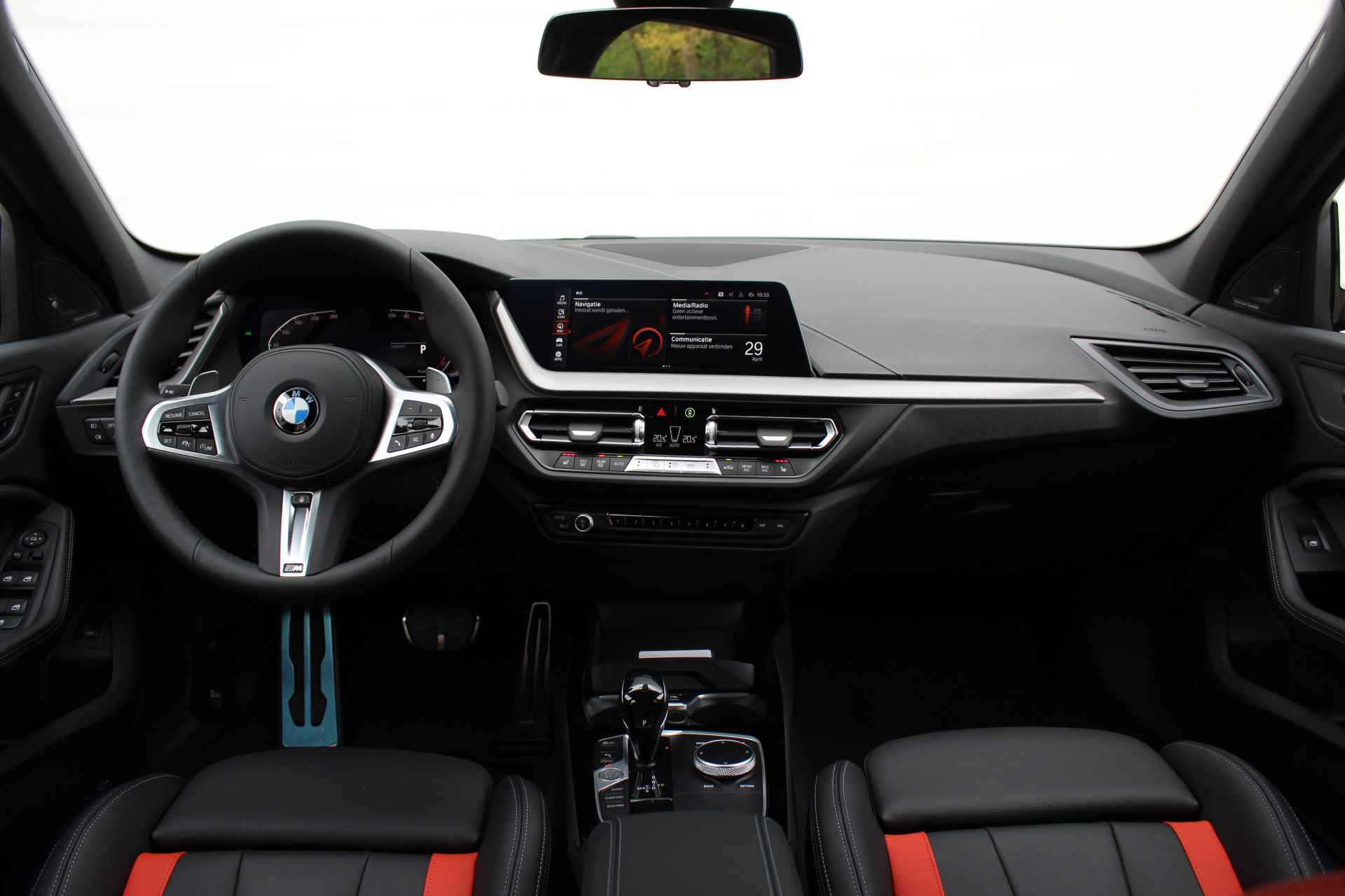 BMW 1-serie 120i High Executive M Sport Automaat / Panoramadak / Trekhaak / 	Adaptieve LED / Active Cruise Control / M Sportstoelen / M Sportonderstel / Comfort Access - 4/35