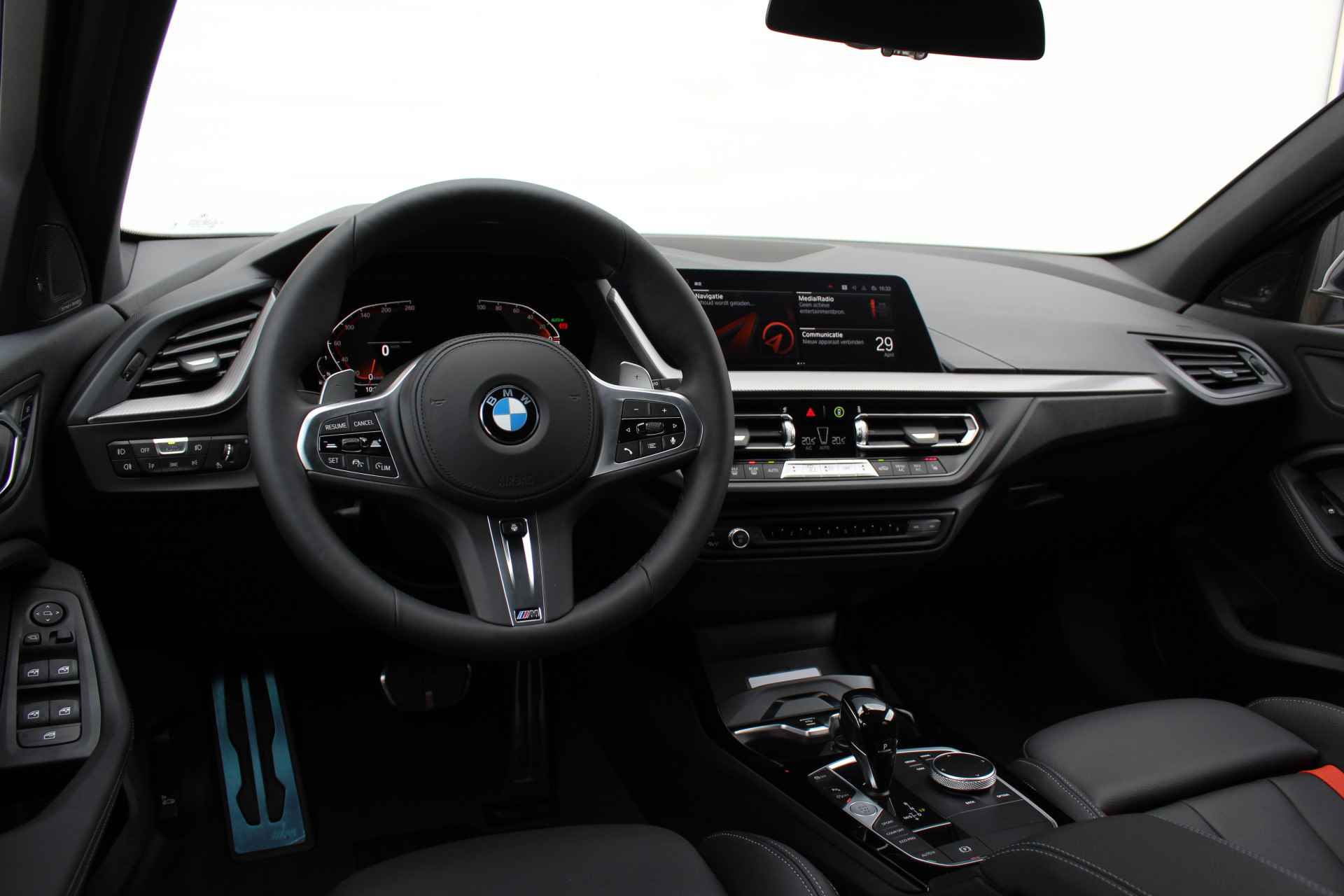 BMW 1-serie 120i High Executive M Sport Automaat / Panoramadak / Trekhaak / 	Adaptieve LED / Active Cruise Control / M Sportstoelen / M Sportonderstel / Comfort Access - 10/35