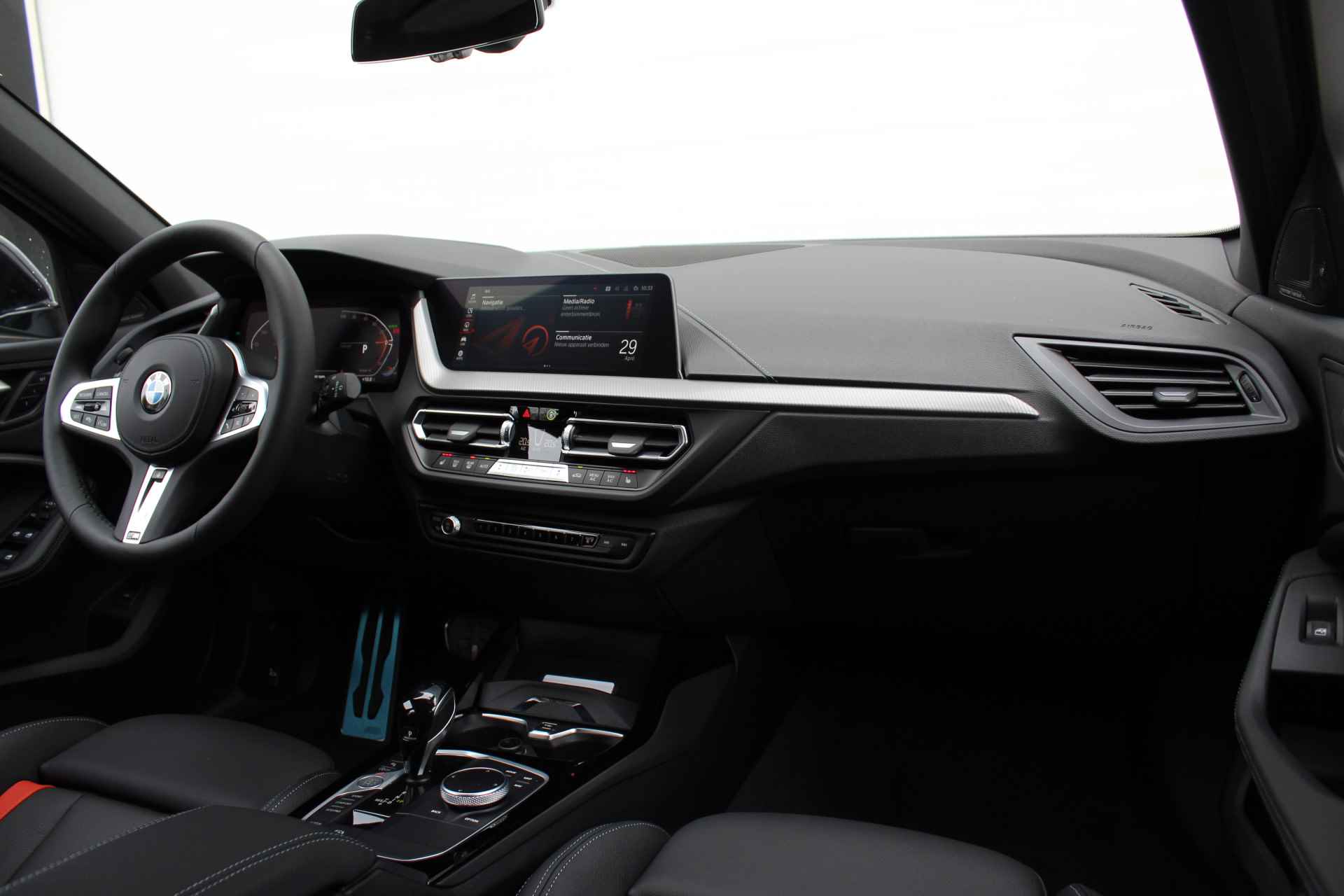 BMW 1-serie 120i High Executive M Sport Automaat / Panoramadak / Trekhaak / 	Adaptieve LED / Active Cruise Control / M Sportstoelen / M Sportonderstel / Comfort Access - 11/35