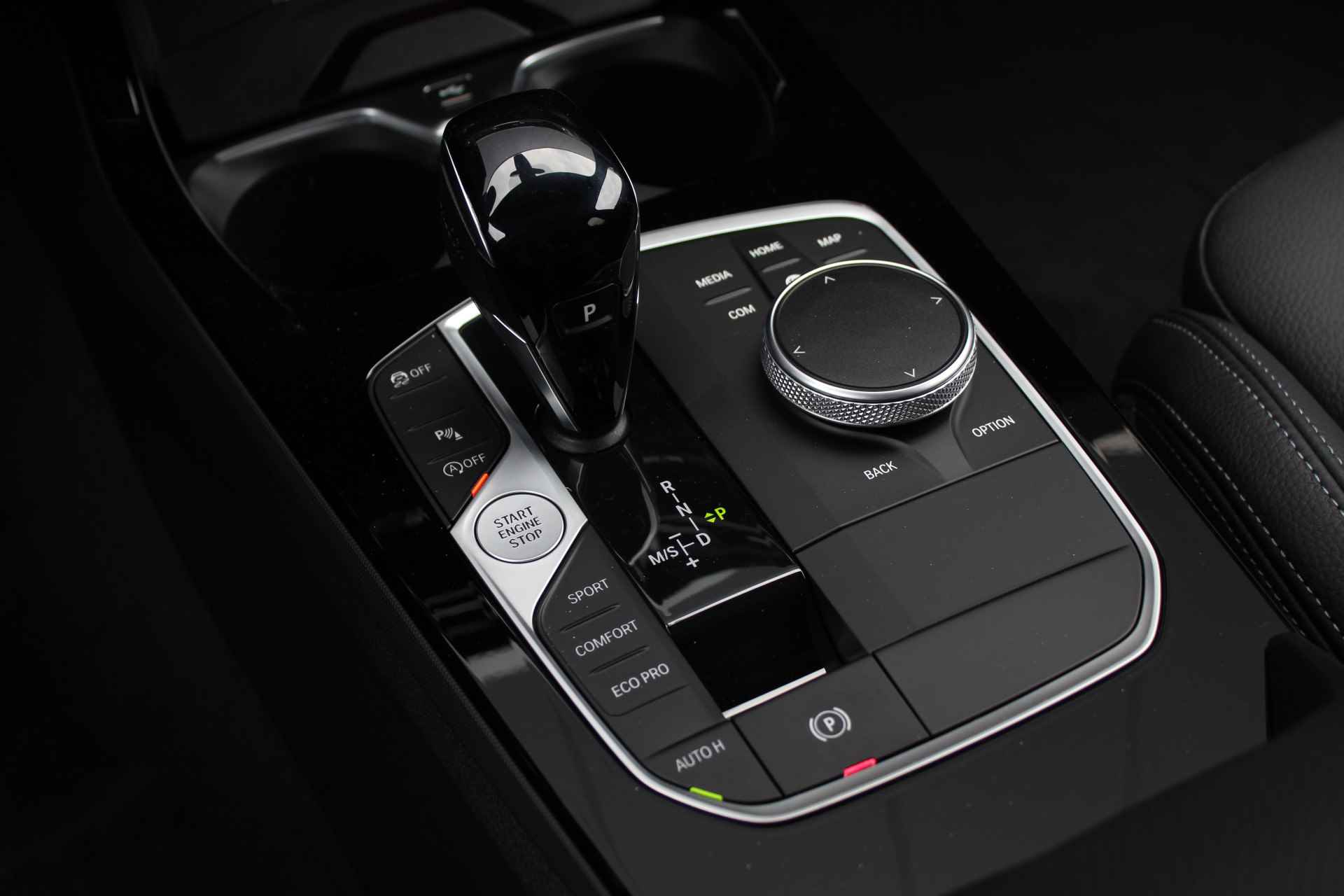 BMW 1-serie 120i High Executive M Sport Automaat / Panoramadak / Trekhaak / 	Adaptieve LED / Active Cruise Control / M Sportstoelen / M Sportonderstel / Comfort Access - 21/35