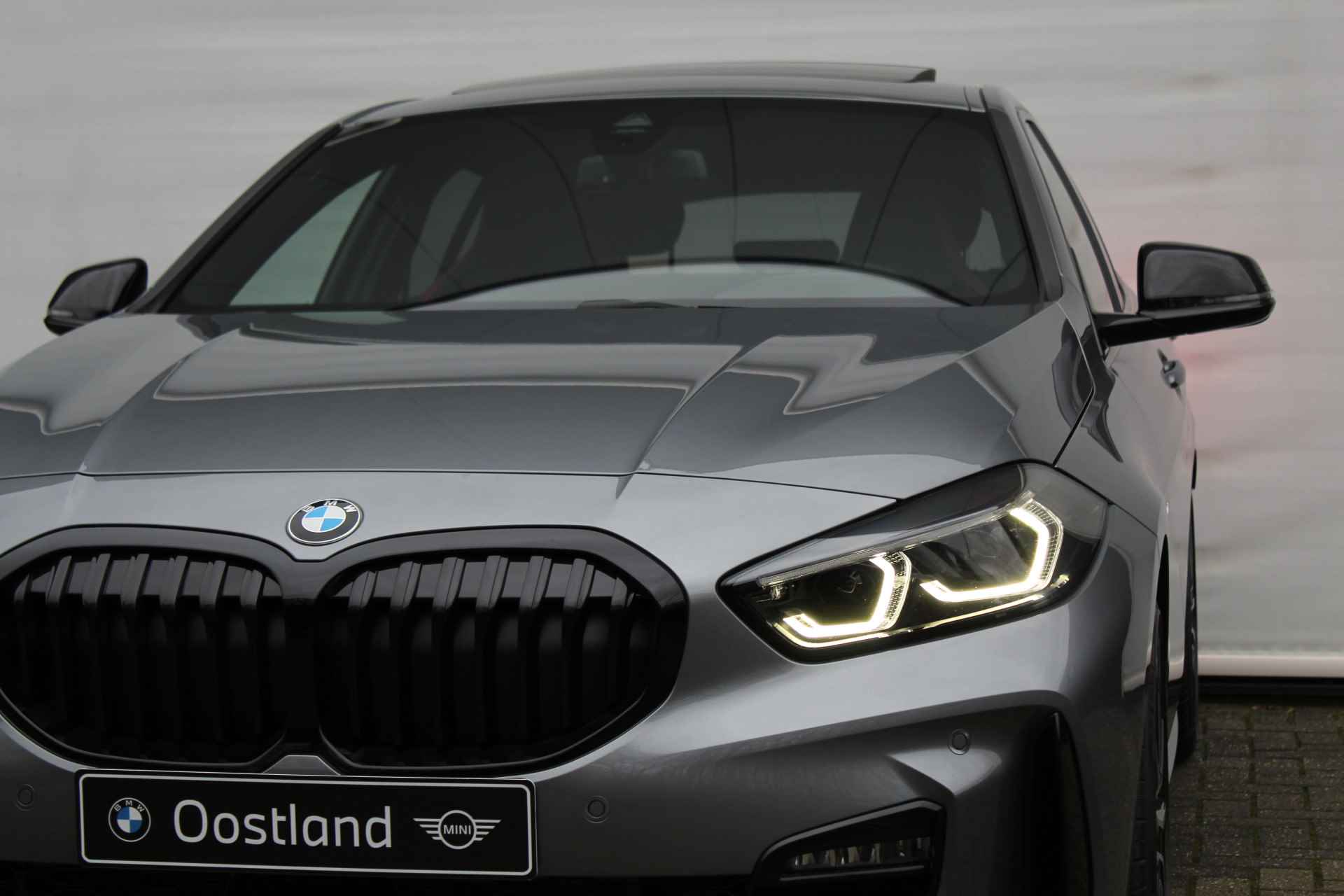 BMW 1-serie 120i High Executive M Sport Automaat / Panoramadak / Trekhaak / 	Adaptieve LED / Active Cruise Control / M Sportstoelen / M Sportonderstel / Comfort Access - 30/35