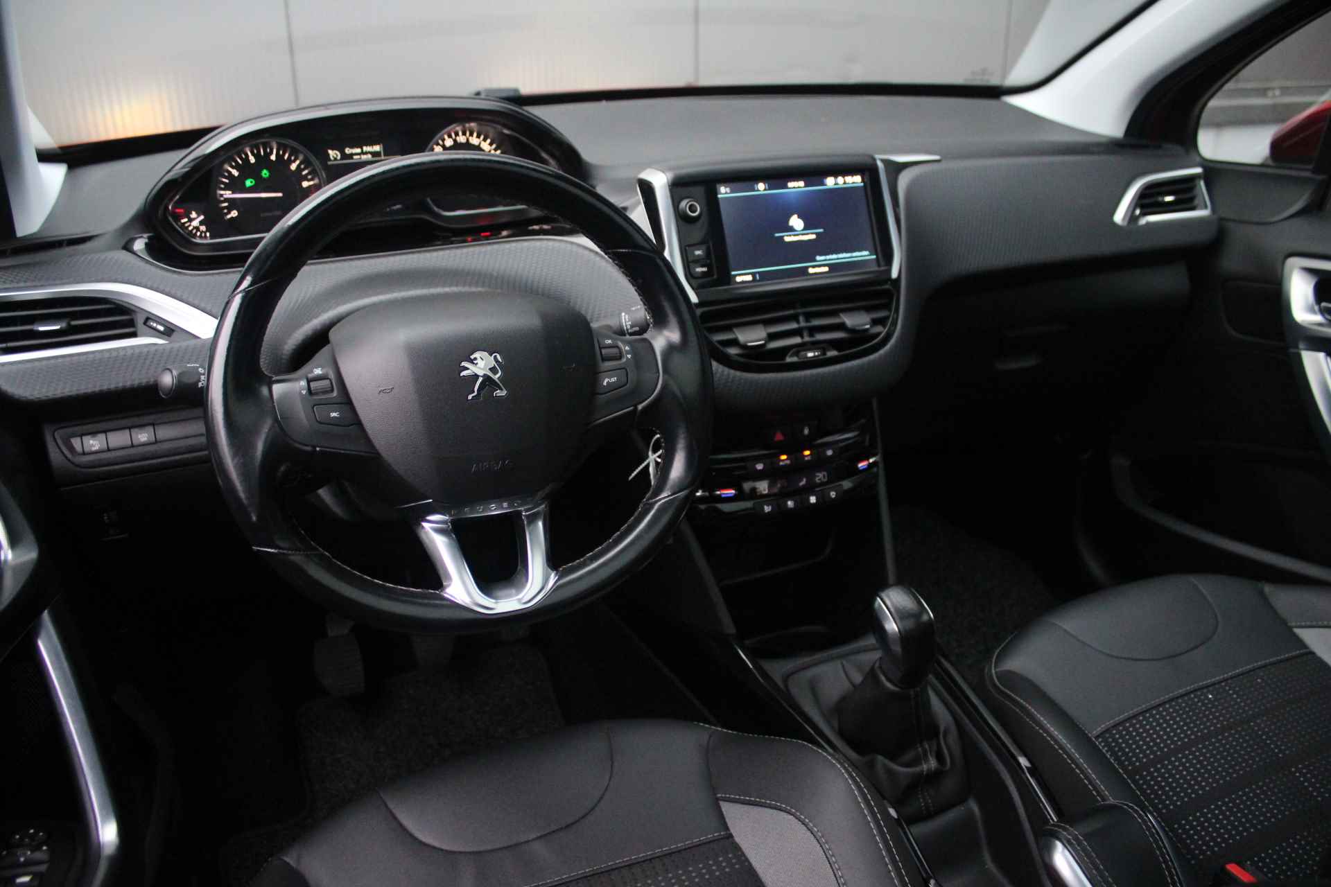 Peugeot 2008 1.2 Turbo 110-PK Allure NAVI | CAMERA | PANORAMADAK | TREKHAAK | CLIMATE CONTROL - 21/27