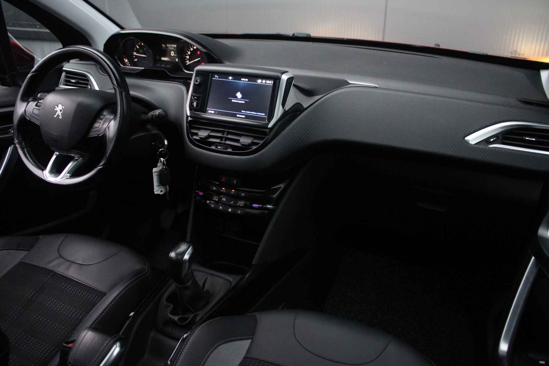 Peugeot 2008 1.2 Turbo 110-PK Allure NAVI | CAMERA | PANORAMADAK | TREKHAAK | CLIMATE CONTROL - 22/27