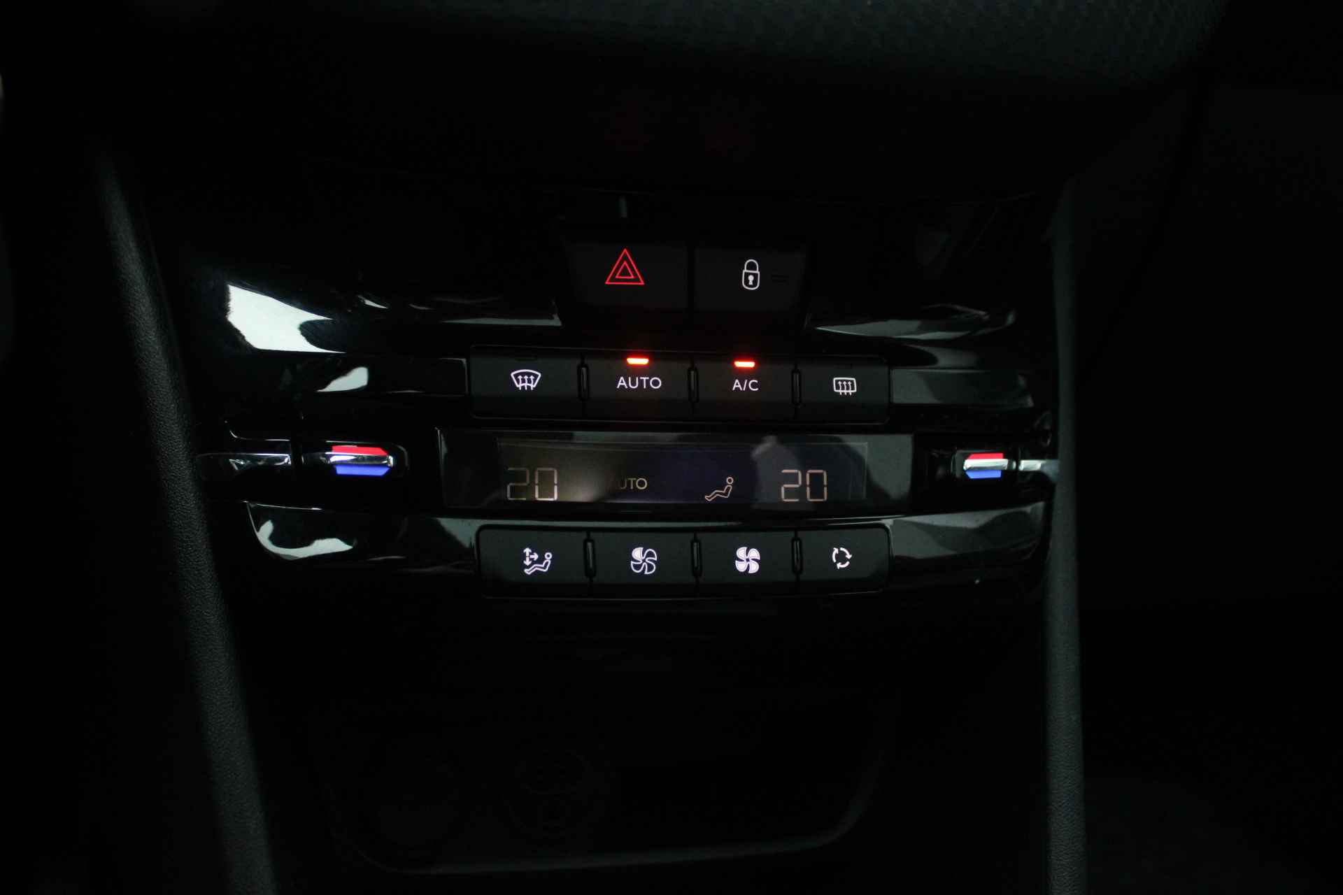 Peugeot 2008 1.2 Turbo 110-PK Allure NAVI | CAMERA | PANORAMADAK | TREKHAAK | CLIMATE CONTROL - 26/27