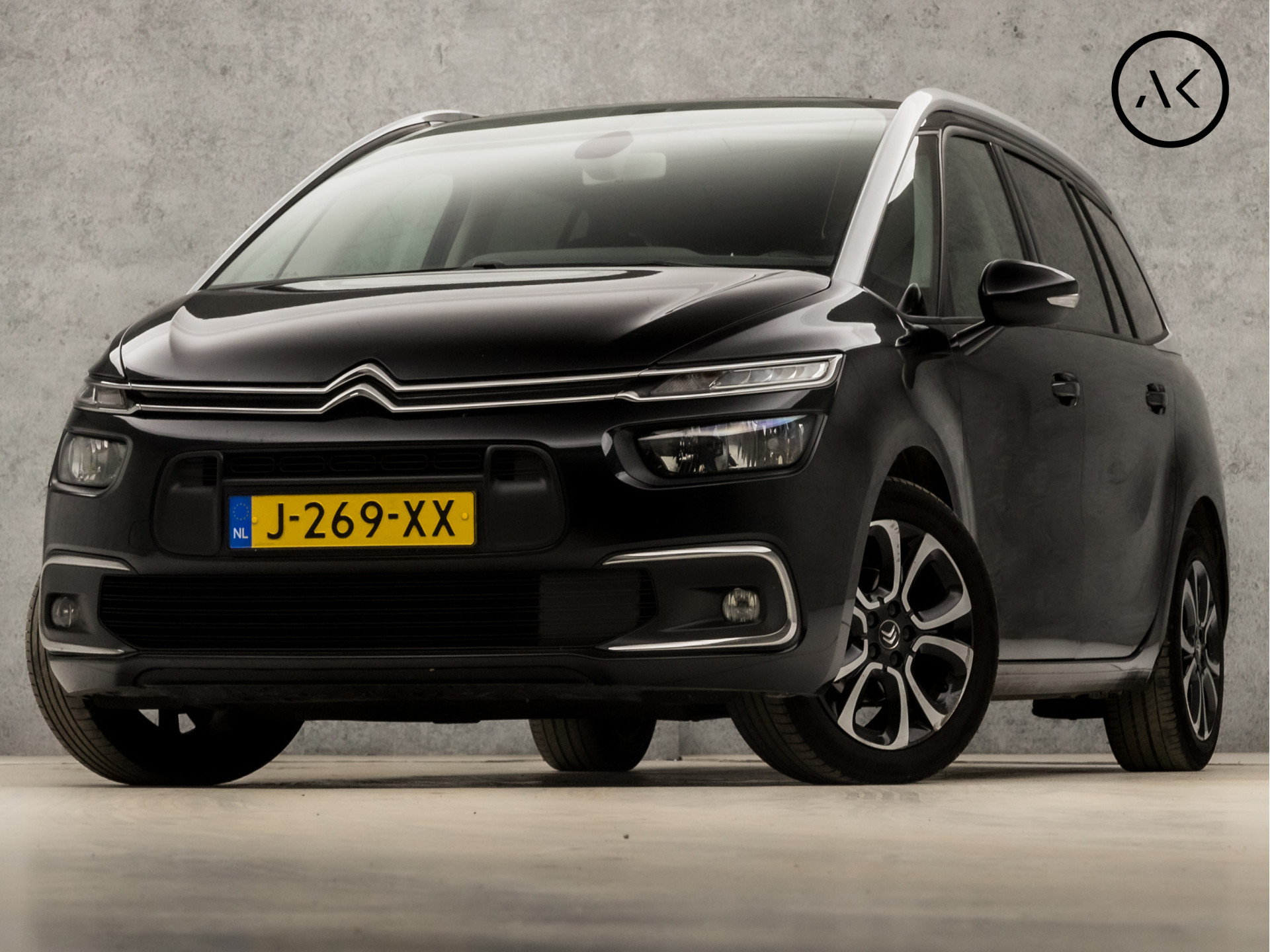 Citroën Grand C4 Spacetourer 1.2 PureTech Sport 7 Persoons Automaat (APPLE CARPLAY, NAVIGATIE, CAMERA, GETINT GLAS, MASSAGE, SPORTSTOELEN, PARKEERSENSOREN, TREKHAAK, CRUISE, DAB+, NIEUWSTAAT)