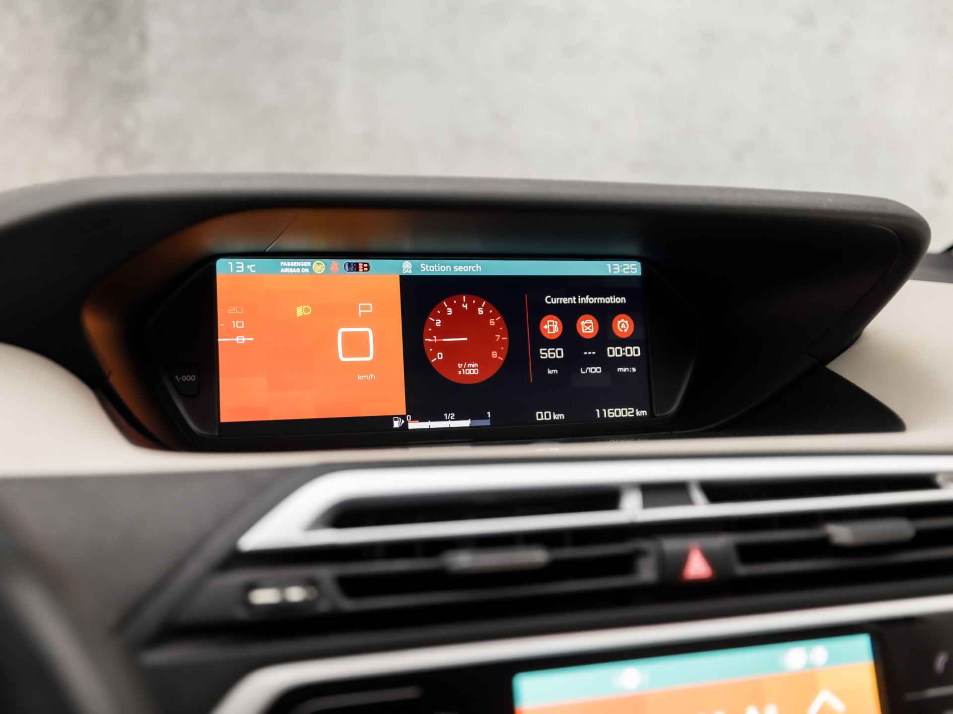 Citroën Grand C4 Spacetourer 1.2 PureTech Sport 7 Persoons Automaat (APPLE CARPLAY, NAVIGATIE, CAMERA, GETINT GLAS, MASSAGE, SPORTSTOELEN, PARKEERSENSOREN, TREKHAAK, CRUISE, DAB+, NIEUWSTAAT) - 8/33