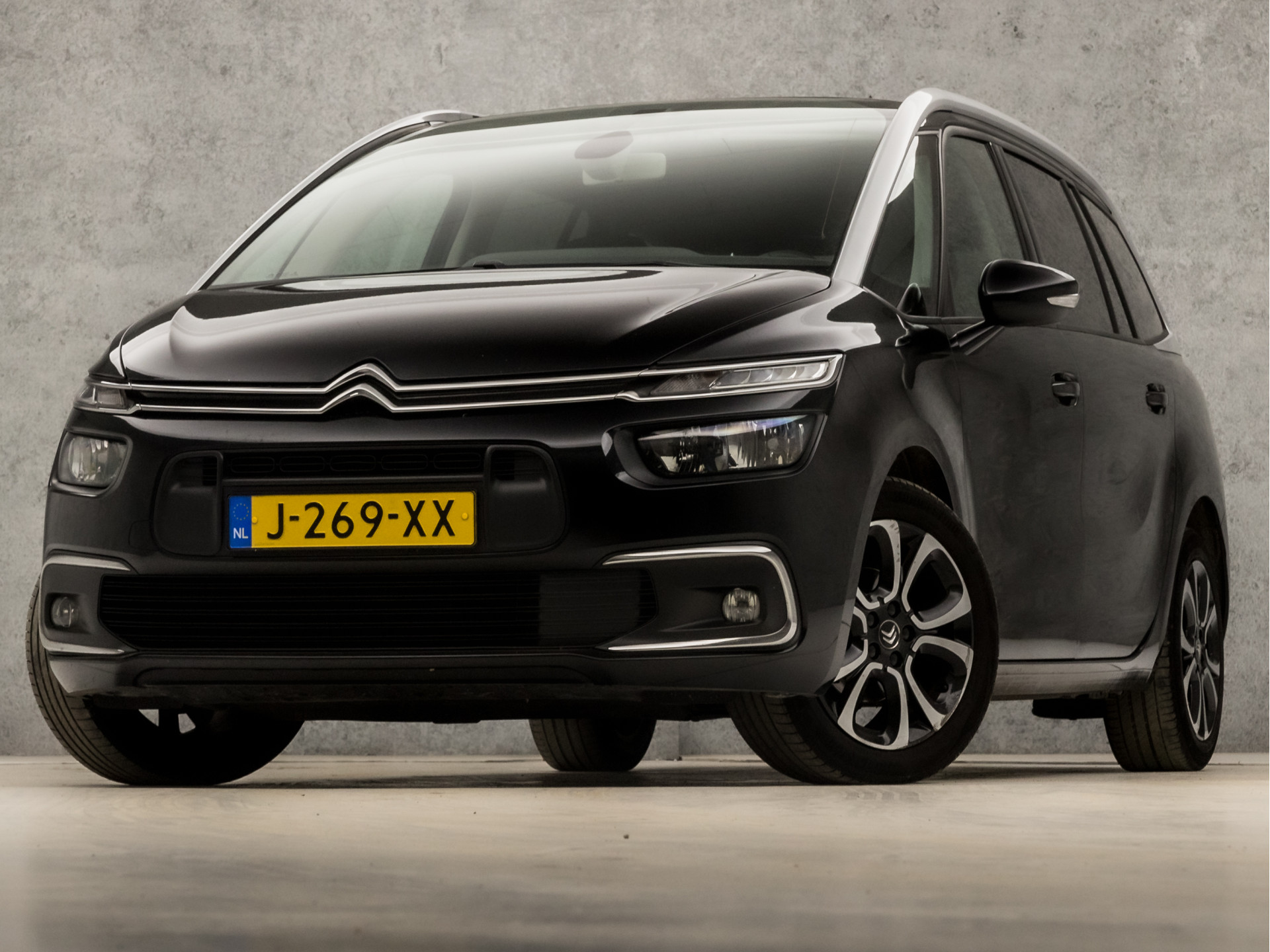 Citroën Grand C4 Spacetourer 1.2 PureTech Sport 7 Persoons Automaat (APPLE CARPLAY, NAVIGATIE, CAMERA, GETINT GLAS, MASSAGE, SPORTSTOELEN, PARKEERSENSOREN, TREKHAAK, CRUISE, DAB+, NIEUWSTAAT)