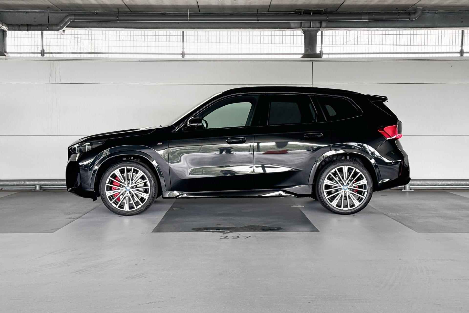 BMW iX1 eDrive20 67 kWh | Glazen panoramadak | Stuurwielrand verwarmd - 2/22