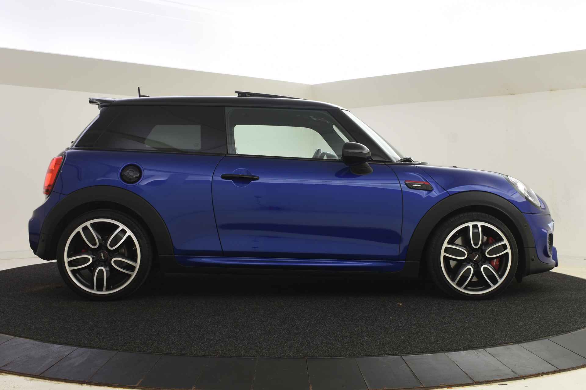 MINI Hatchback JCW Chili Automaat / Panoramadak / JCW Sportstoelen  Active Cruise Control / Achteruitrijcamera / Head-Up / LED / Park Assistant - 12/40