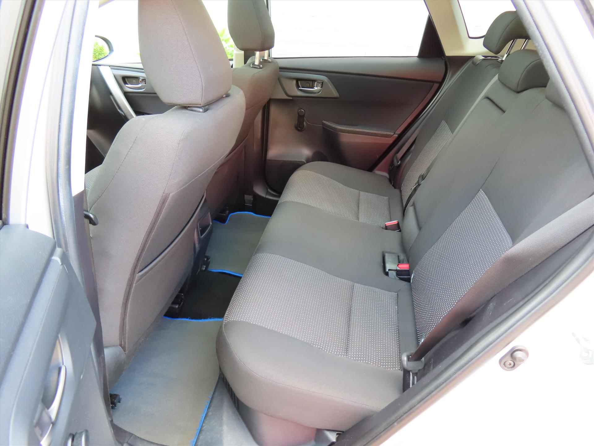 Toyota Auris 1.8 Hybrid 136pk CVT Lease/ Panoramadak/ Camera achter/ All season banden/ Navigatie/ Cruise control/ Bluetooth/ Origineel NL/ NAP - 11/39