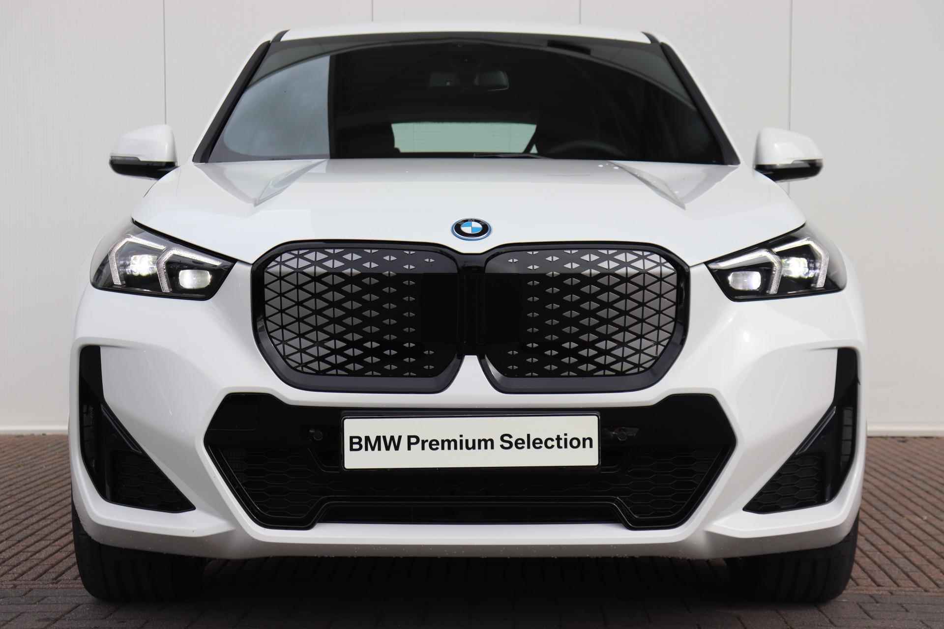 BMW iX1 eDrive20 67 kWh M-Sportpakket Premium Pack / Harman Kardon / M-sport Pro / Stoelverwarming / 19'' | Showroom Sale - 2/32