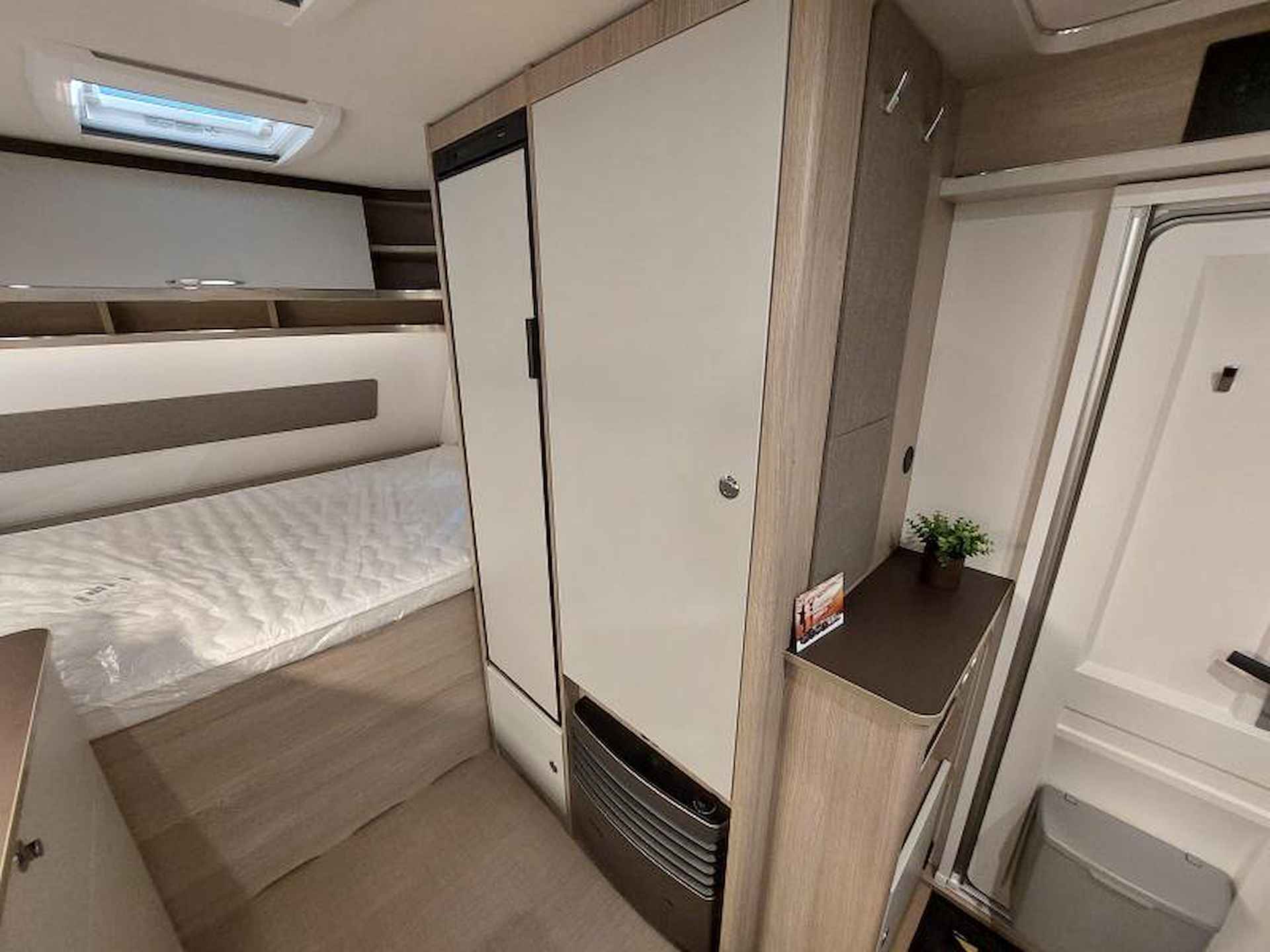 Bürstner Premio 395 TS 2025 Vast bed 209 cm lang - 13/18