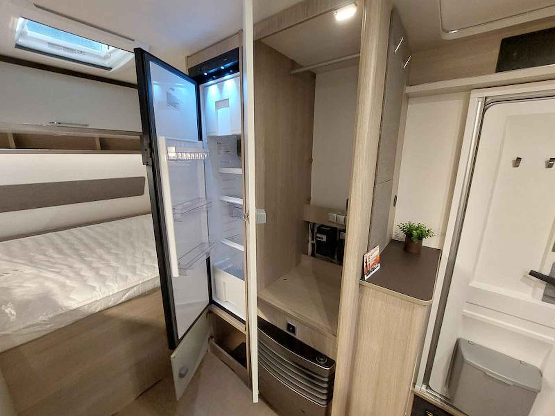 Bürstner Premio 395 TS 2025 Vast bed 209 cm lang - 14/18