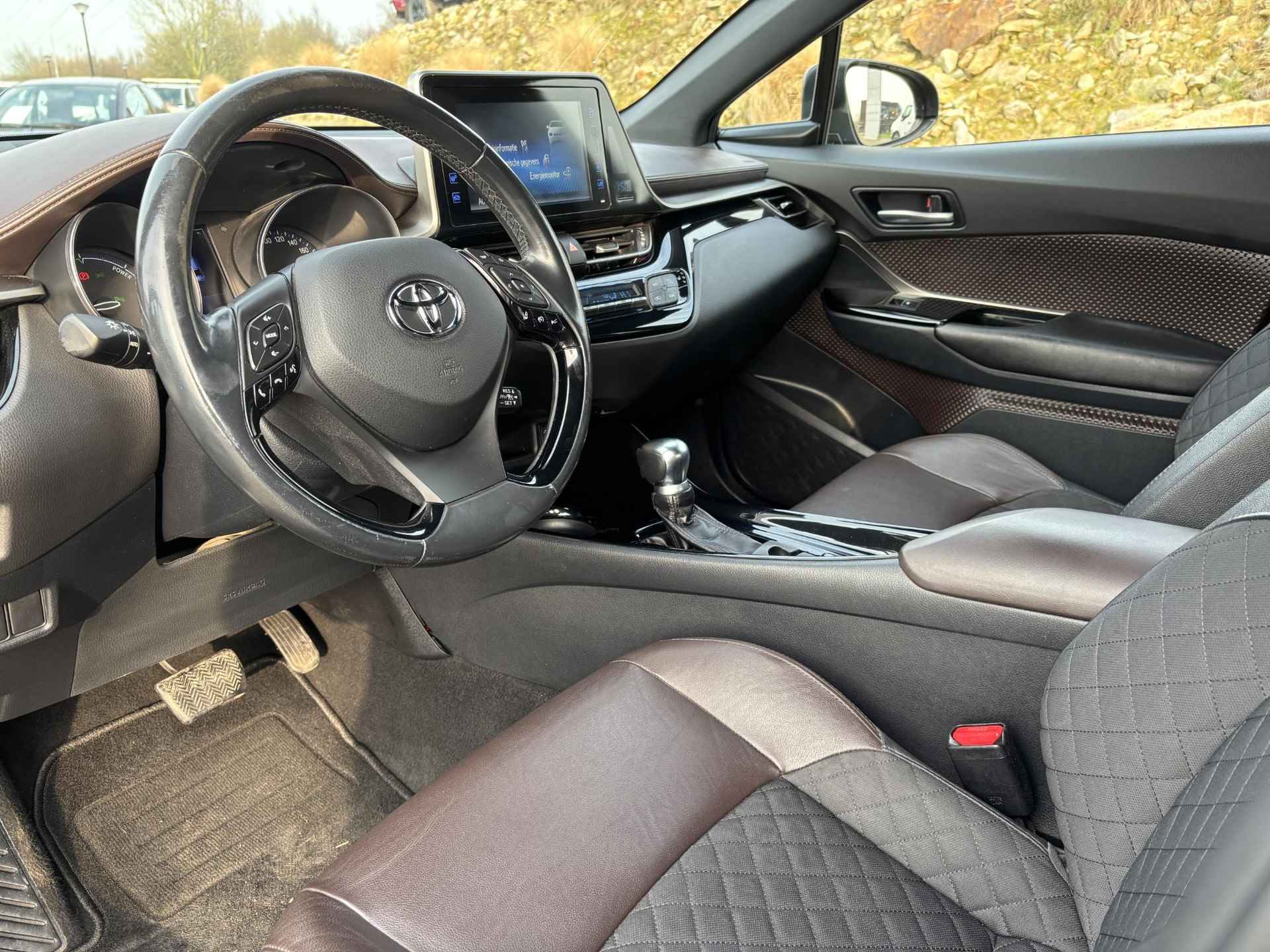 Toyota C-HR 1.8 Hybrid Executive | Dodehoek | Navigatie | Stoelverwarming - 2/23