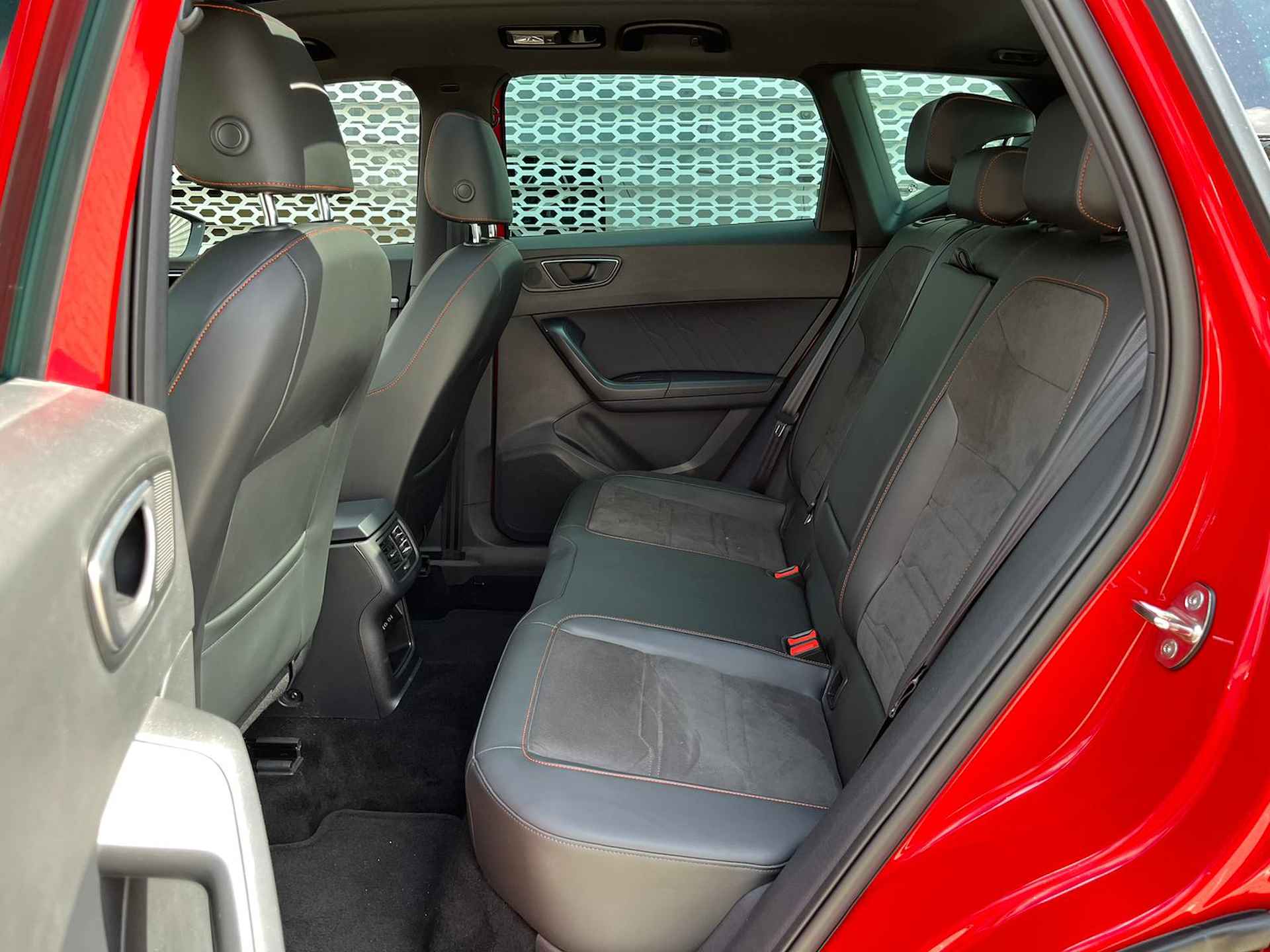 SEAT Ateca 1.5 TSI 150pk DSG FR / Facelift / Panoramadak / Virtual Cockpit / 19" LMV / Trekhaak Elek. / Beats Audio / Navi / Camera / Keyless / Stuur en Stoelverwarming / LED ** - 30/36