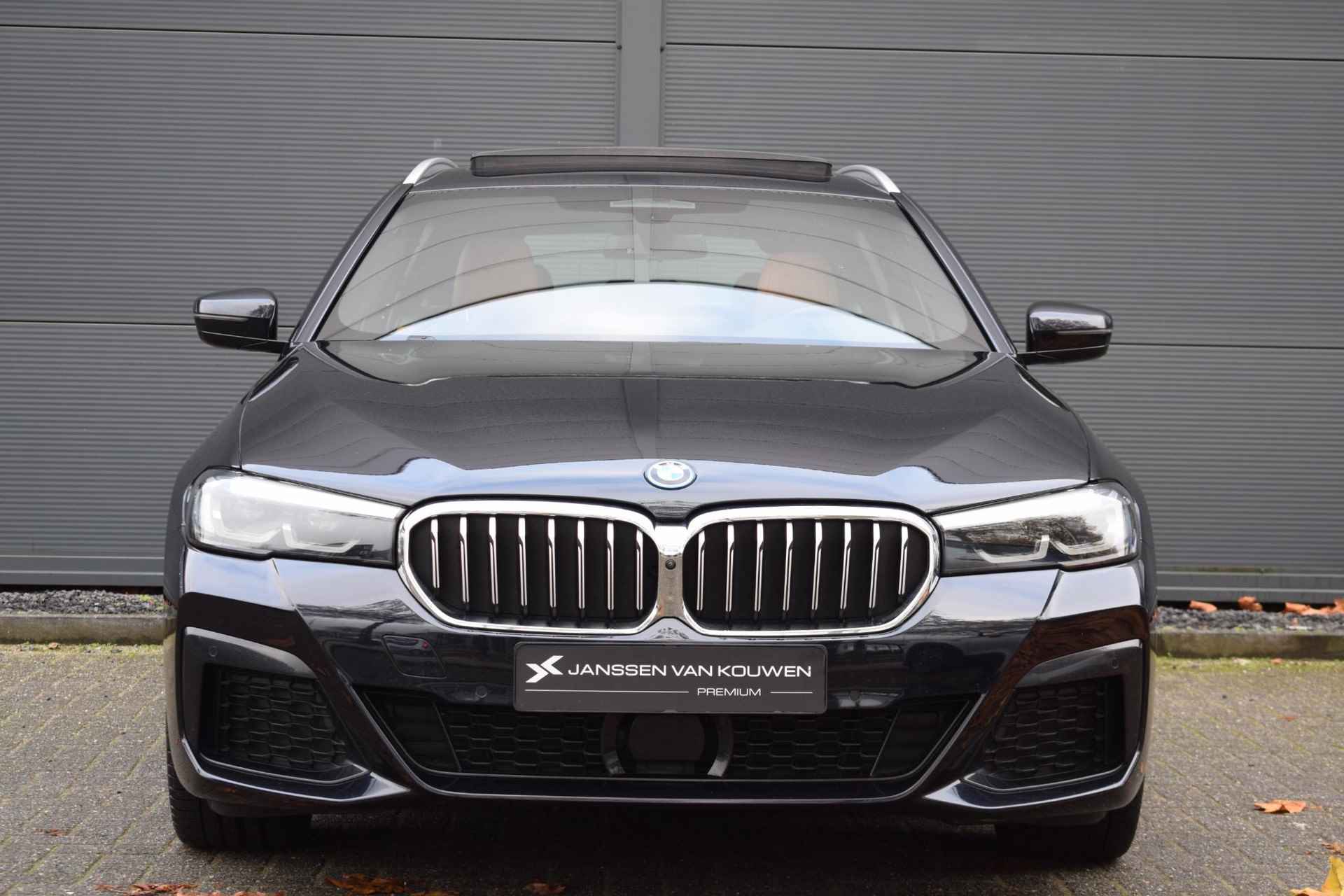 BMW 5-serie Touring 530e High Executive M-Sport / Pano-Schuifdak / 360-Camera / Stoel-Stuurverwarming / Elek. Trekhaak - 2/61