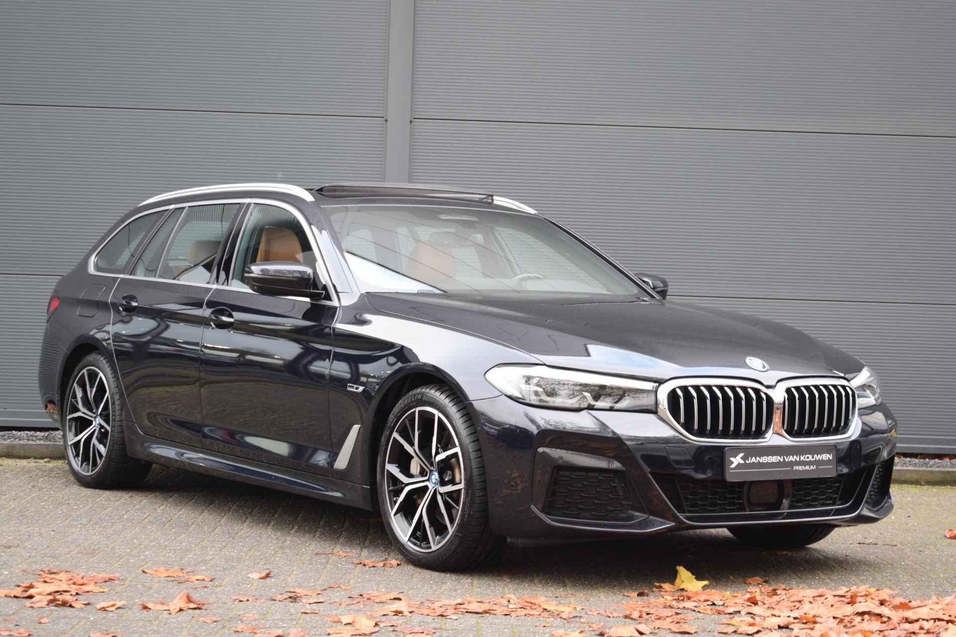 BMW 5-serie Touring 530e High Executive M-Sport / Pano-Schuifdak / 360-Camera / Stoel-Stuurverwarming / Elek. Trekhaak - 3/61