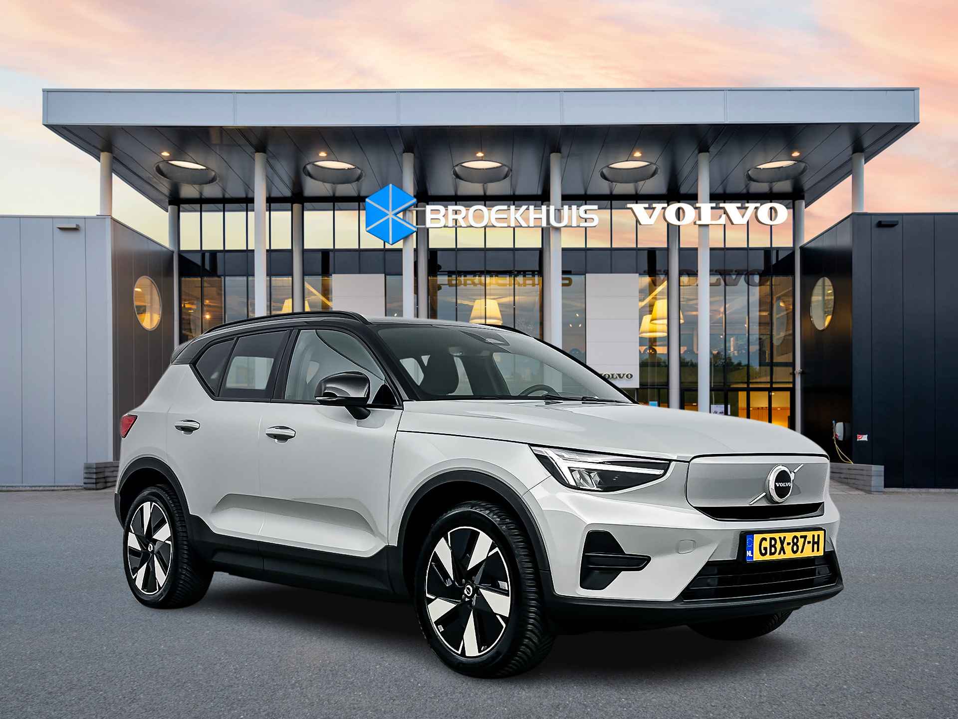 Volvo XC40 Extened Range 82kW Core | Adaptieve Cruise | BLIS | Stuur/Stoelverwarming | Getint glas | Parkeercamera - 3/33